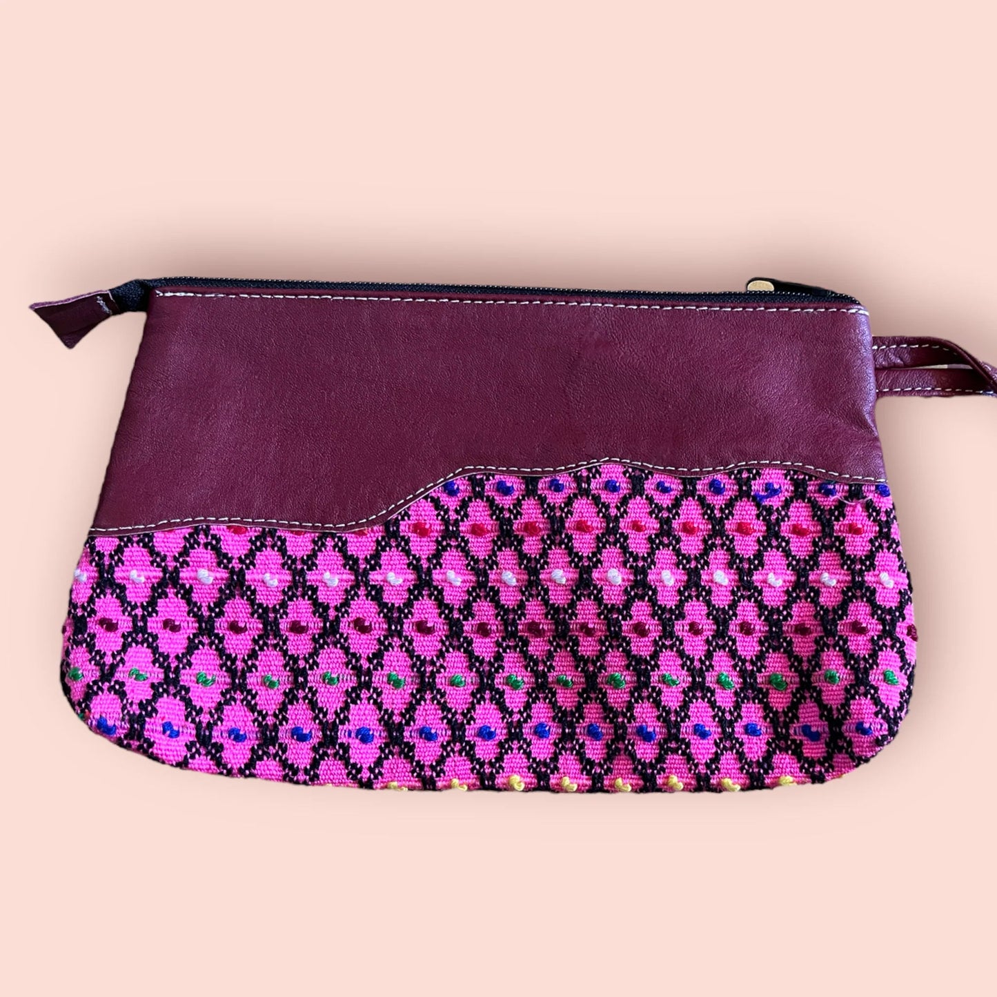 Pochette in pelle e huipil riciclati