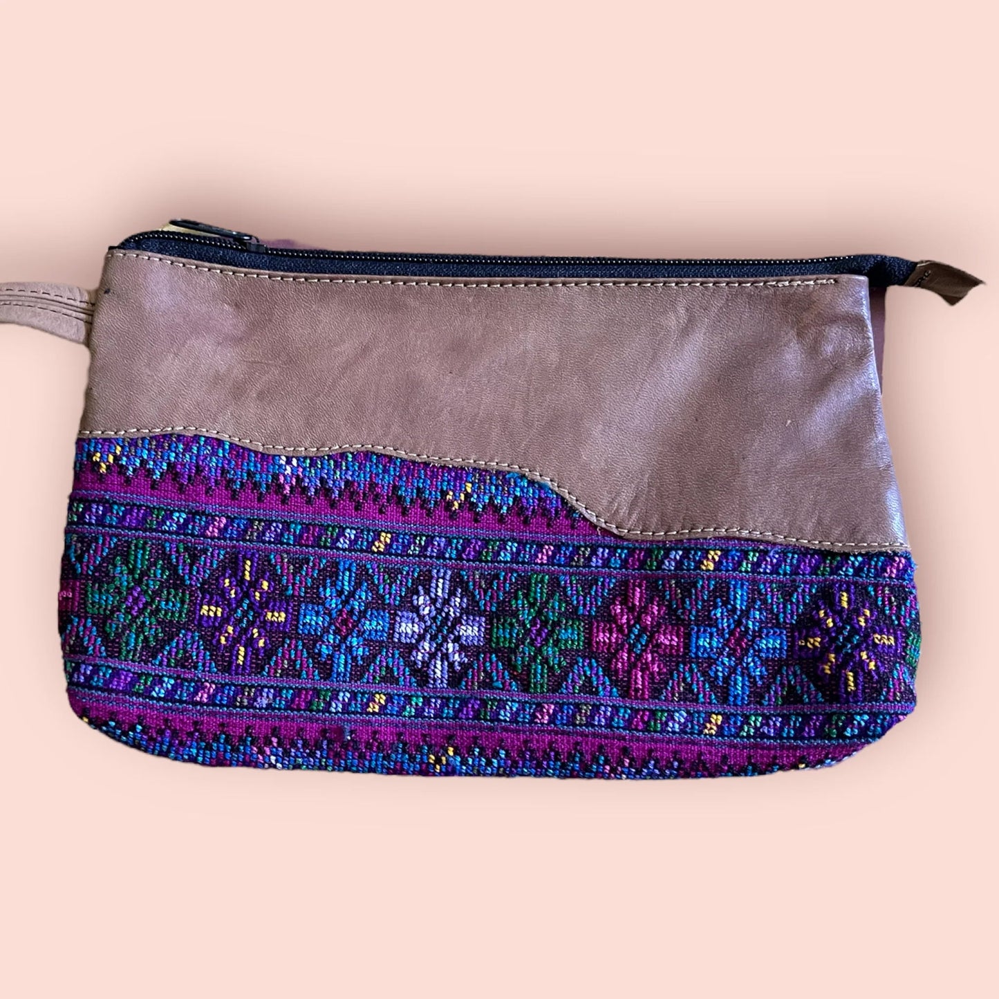 Pochette in pelle e huipil riciclati