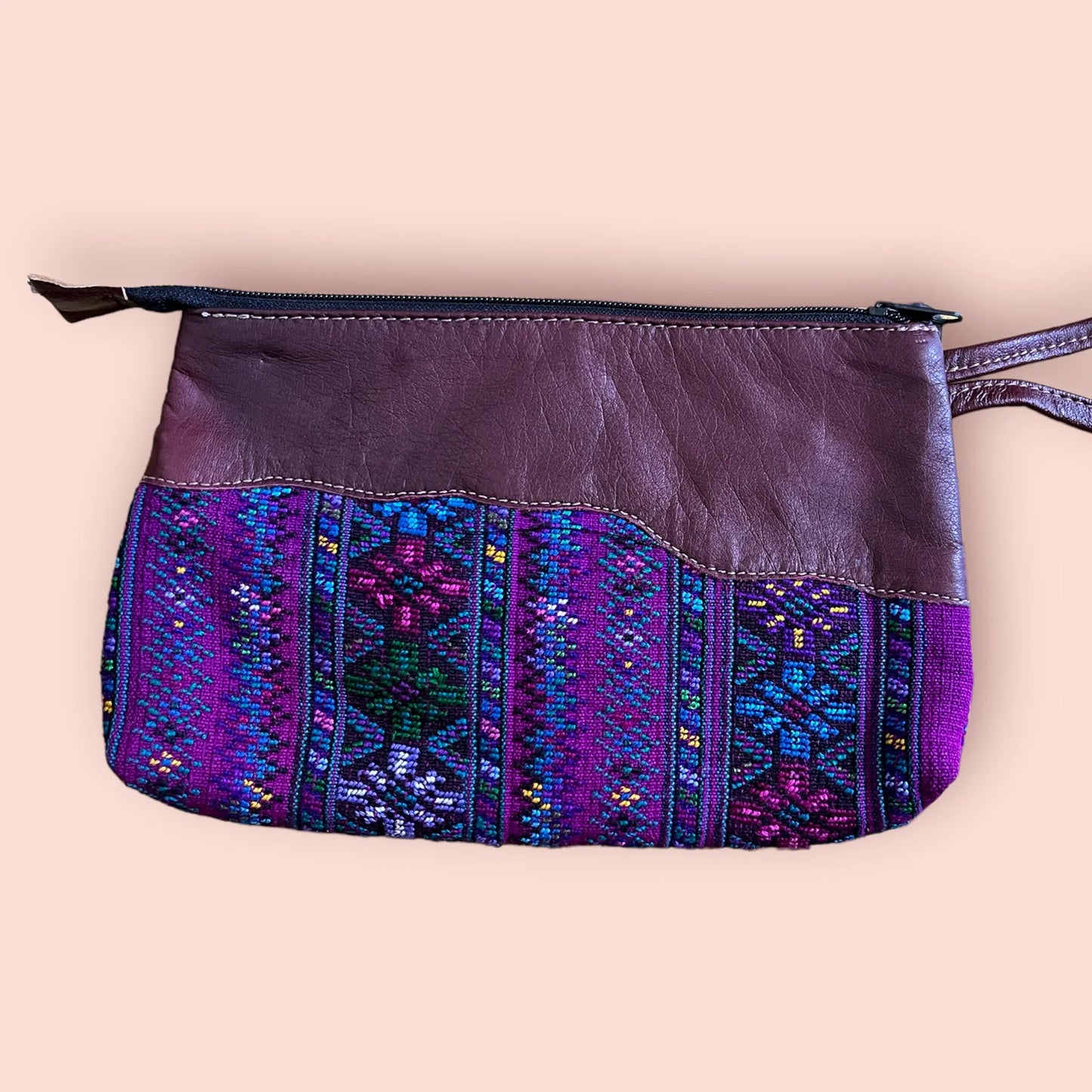 Pochette in pelle e huipil riciclati