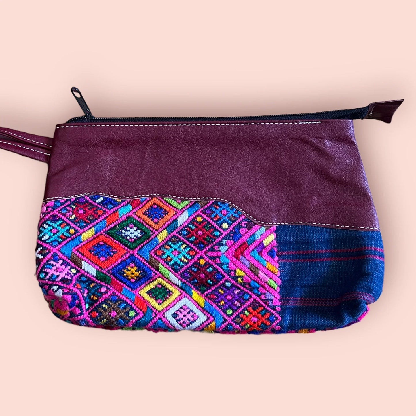 Pochette in pelle e huipil riciclati