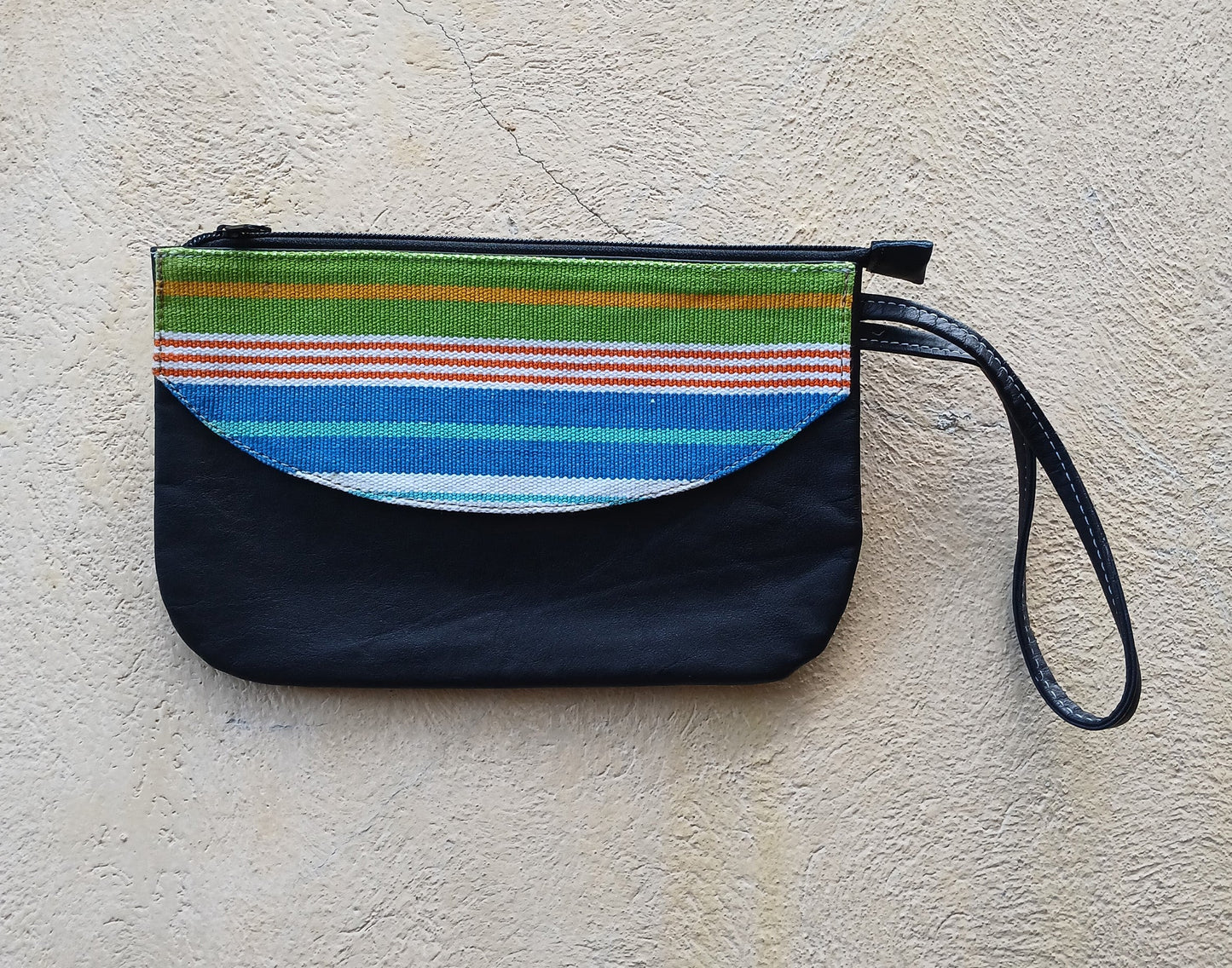 Pochette in pelle riciclata con tessuti Maya colorati