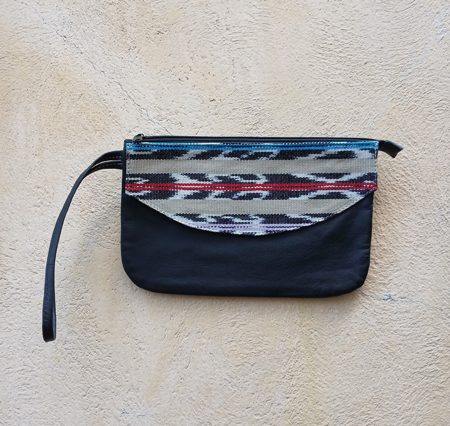 Pochette in pelle riciclata con tessuti Maya colorati