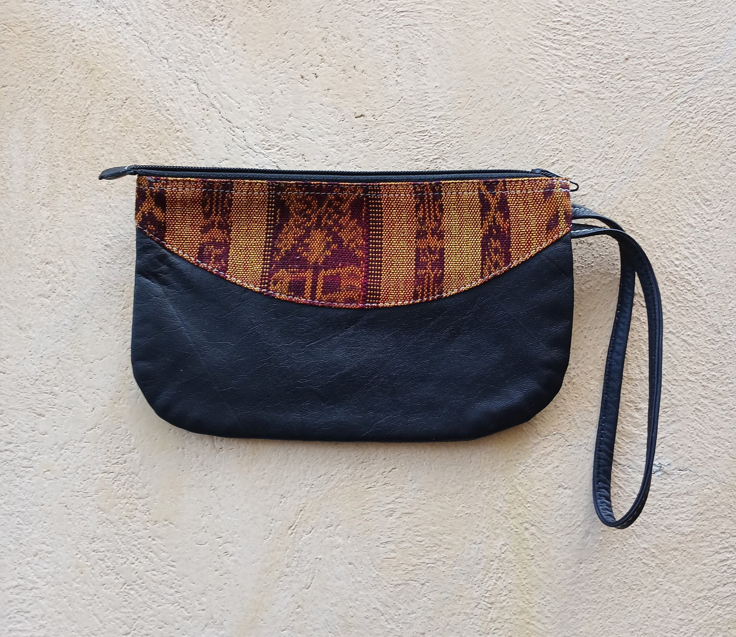 Pochette in pelle riciclata con tessuti Maya colorati