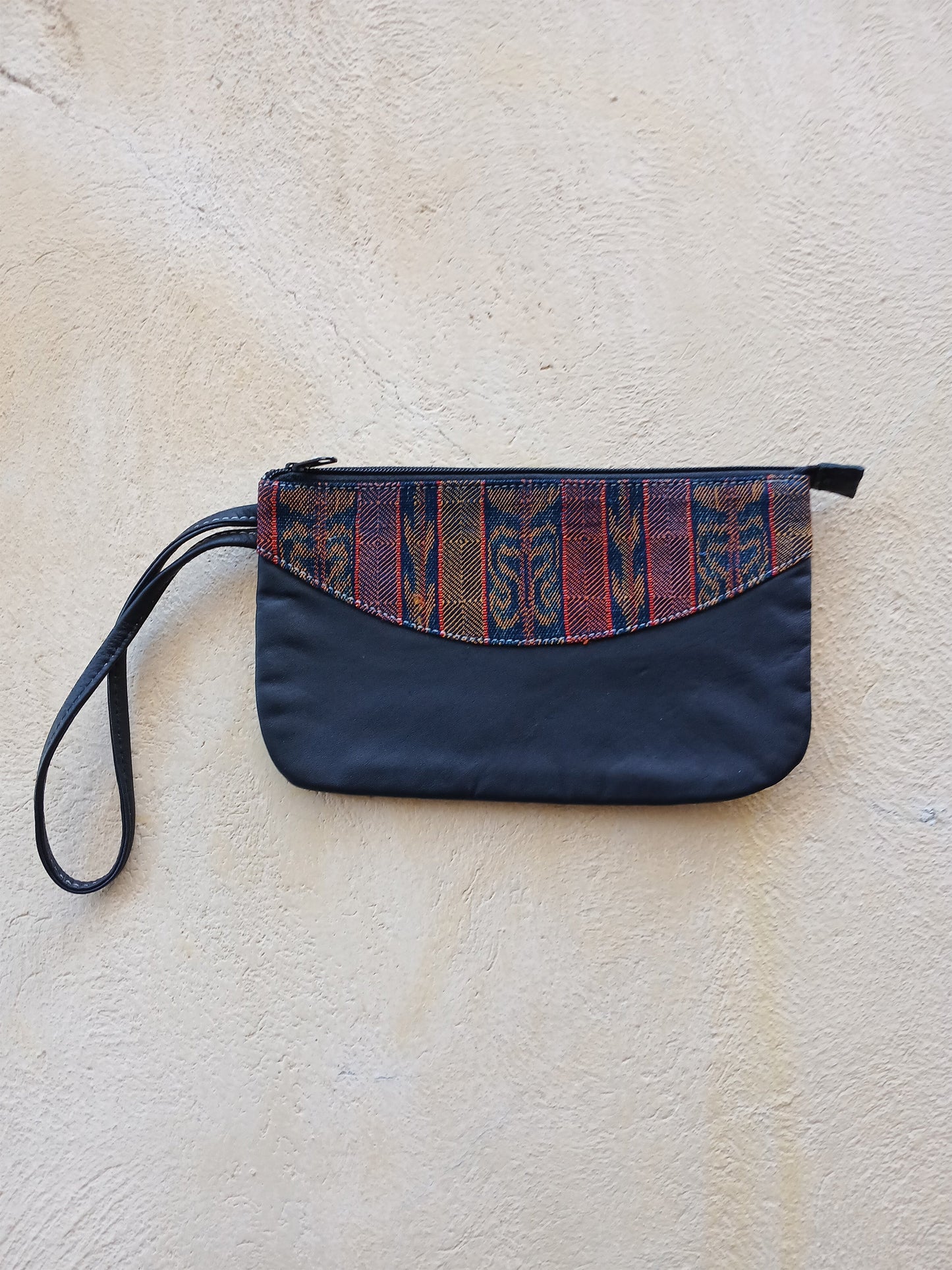 Pochette in pelle riciclata con tessuti Maya colorati