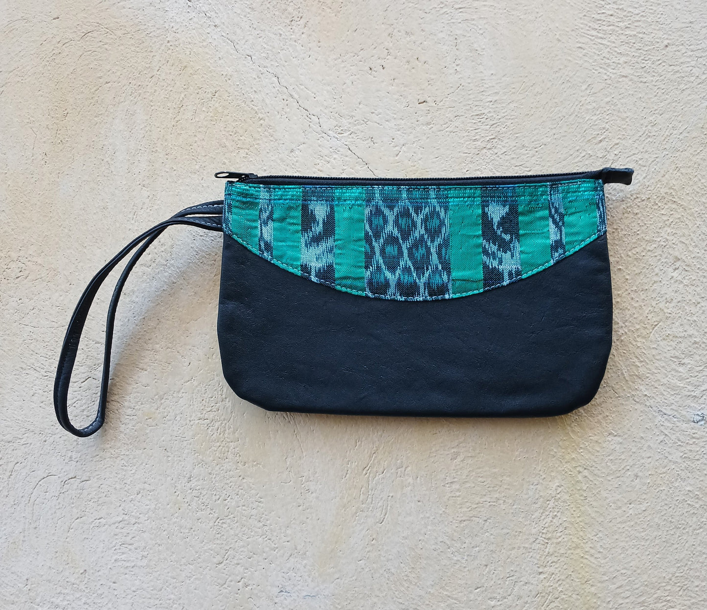 Pochette in pelle riciclata con tessuti Maya colorati
