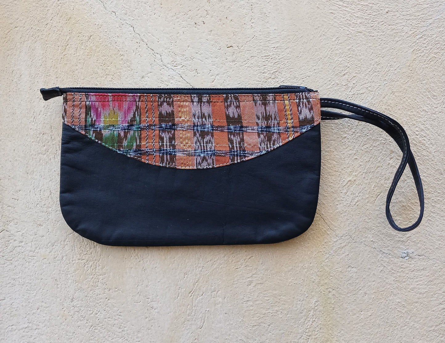 Pochette in pelle riciclata con tessuti Maya colorati