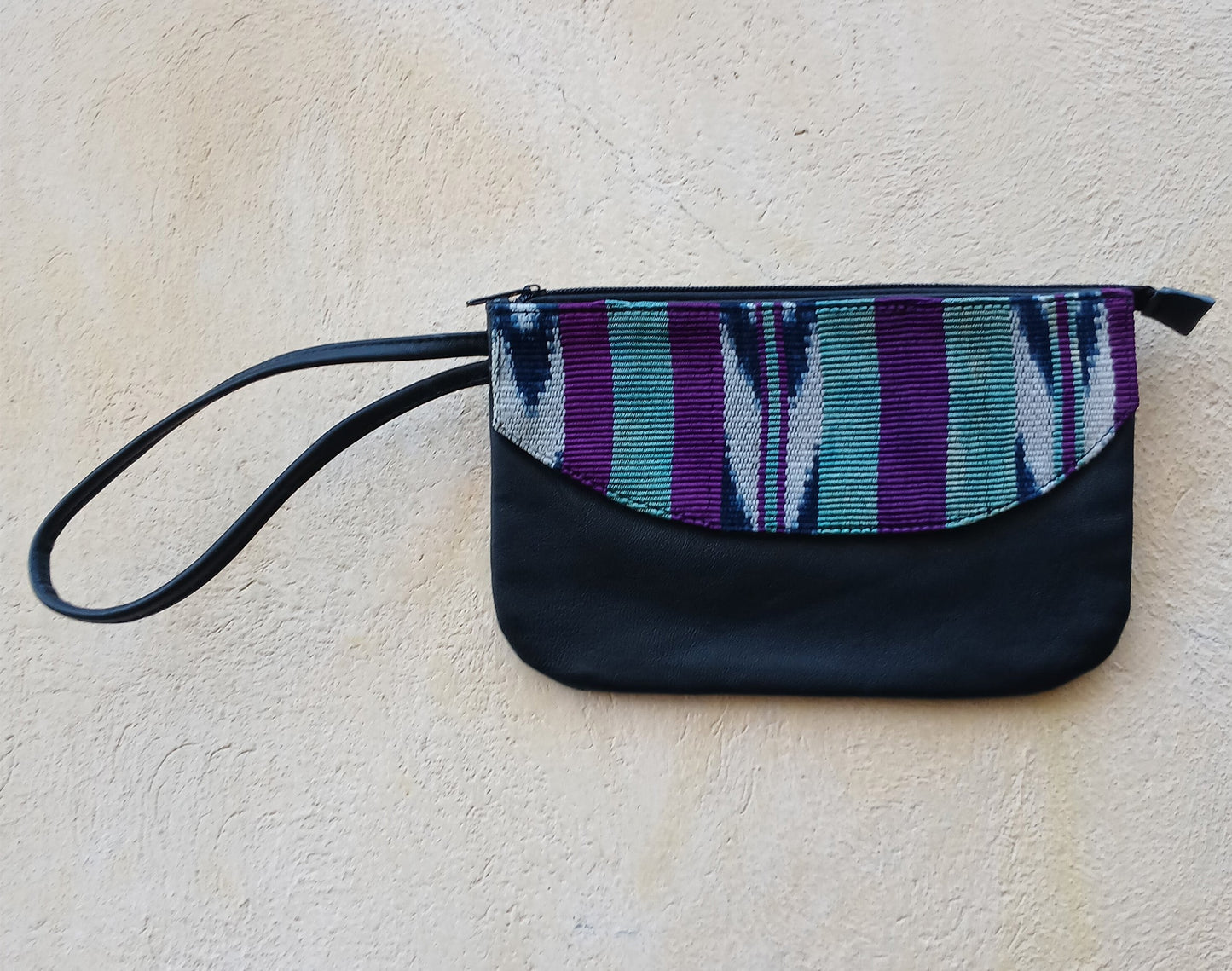 Pochette in pelle riciclata con tessuti Maya colorati