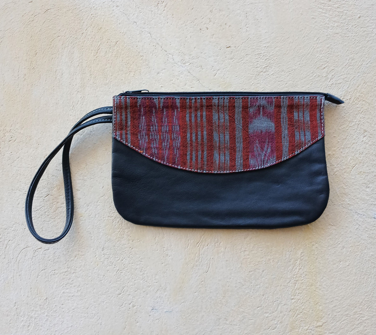 Pochette in pelle riciclata con tessuti Maya colorati