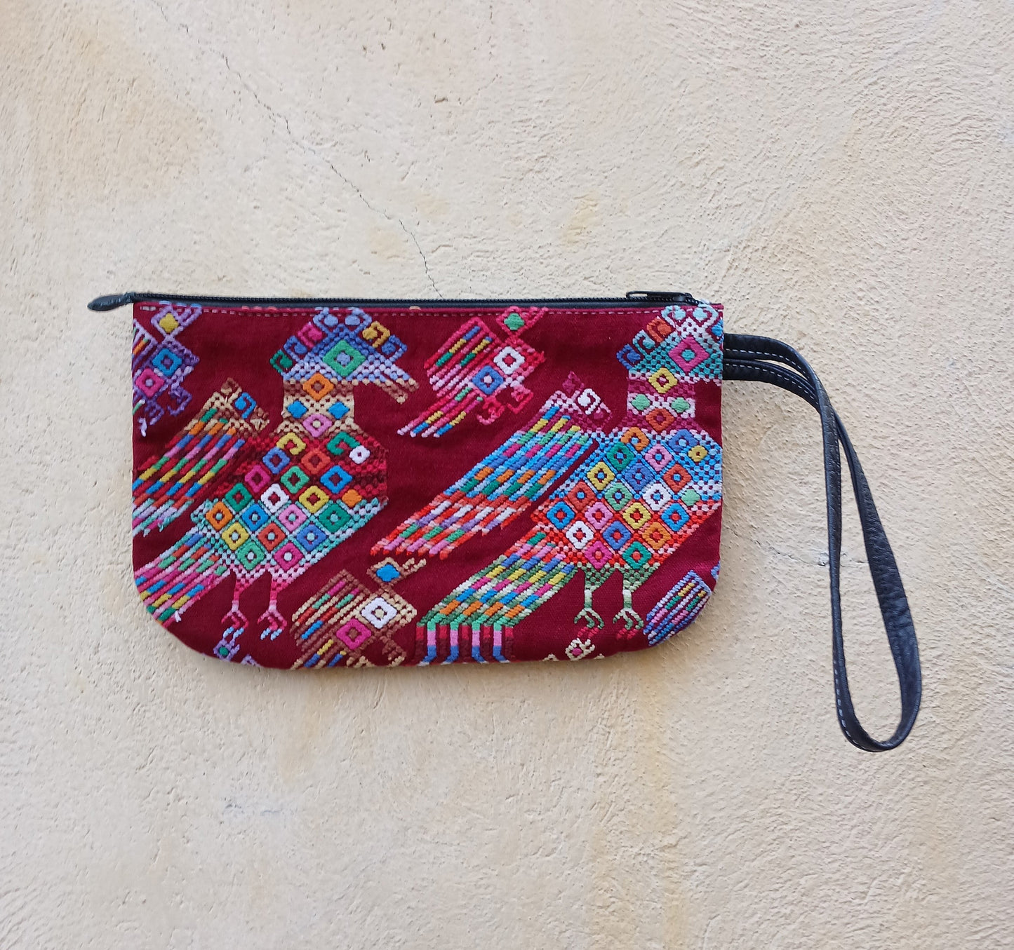 Borsa in pelle e tessuto a mano: una fusione di tradizione ed eleganza moderna