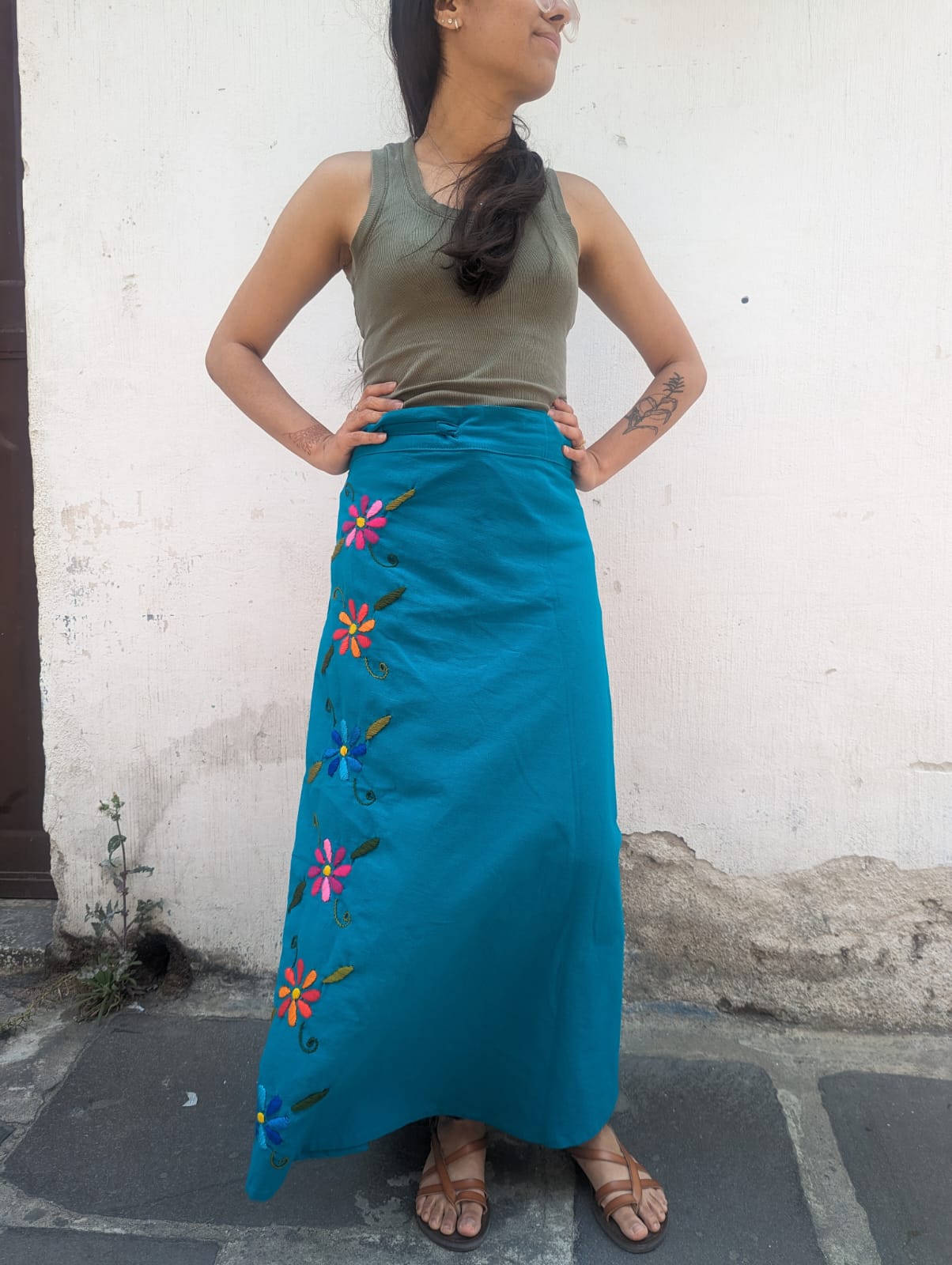 Gonna avvolgente floreale tessuta a mano – Eleganza Maya senza tempo