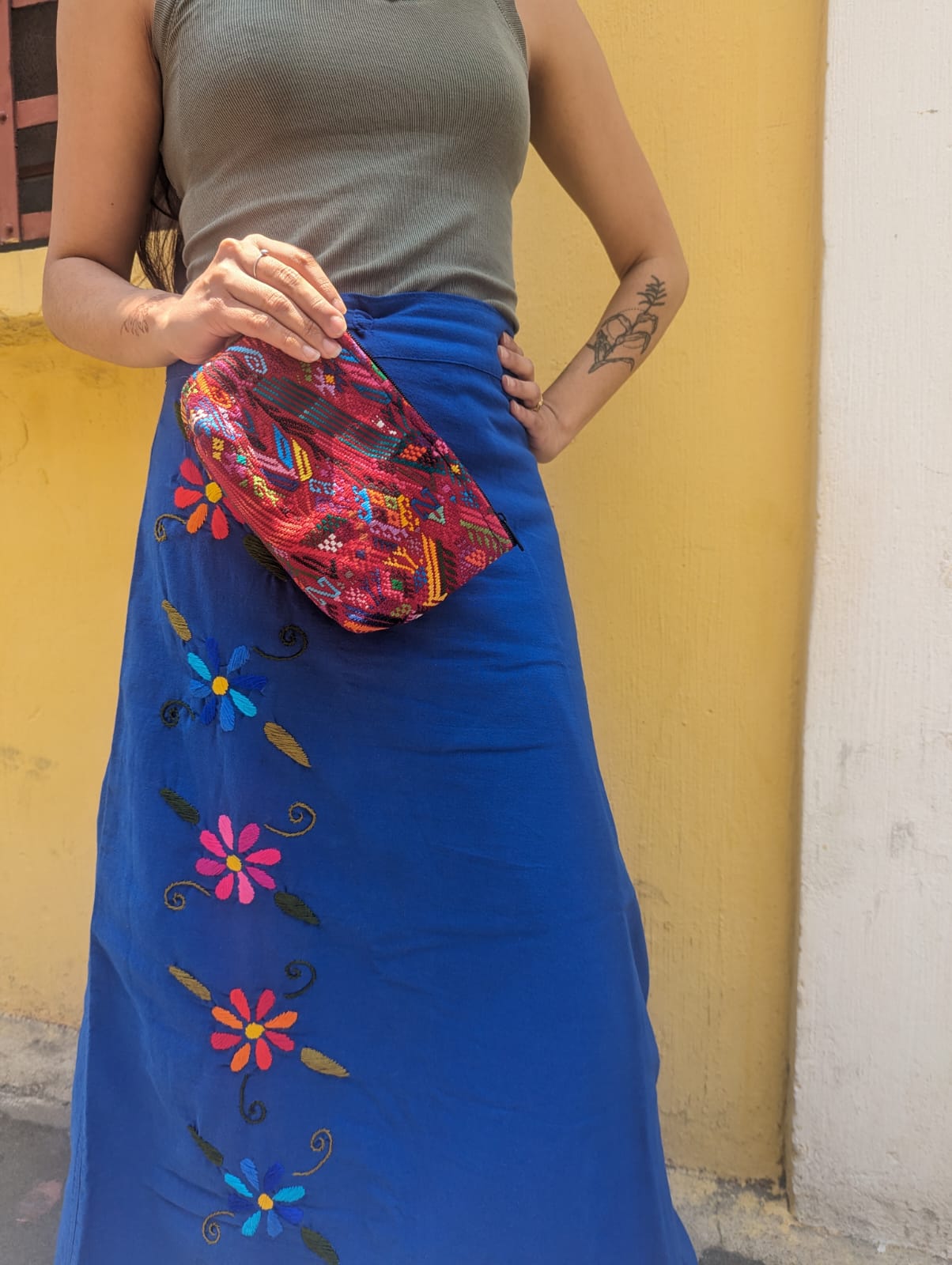 Gonna avvolgente floreale tessuta a mano – Eleganza Maya senza tempo