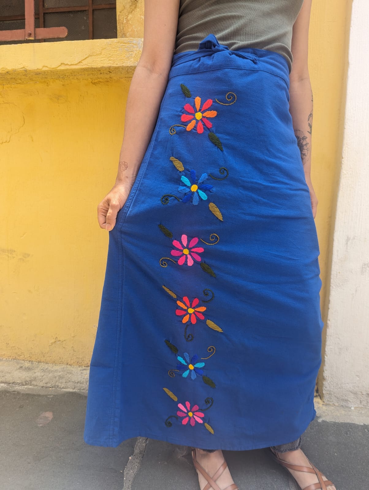 Gonna avvolgente floreale tessuta a mano – Eleganza Maya senza tempo