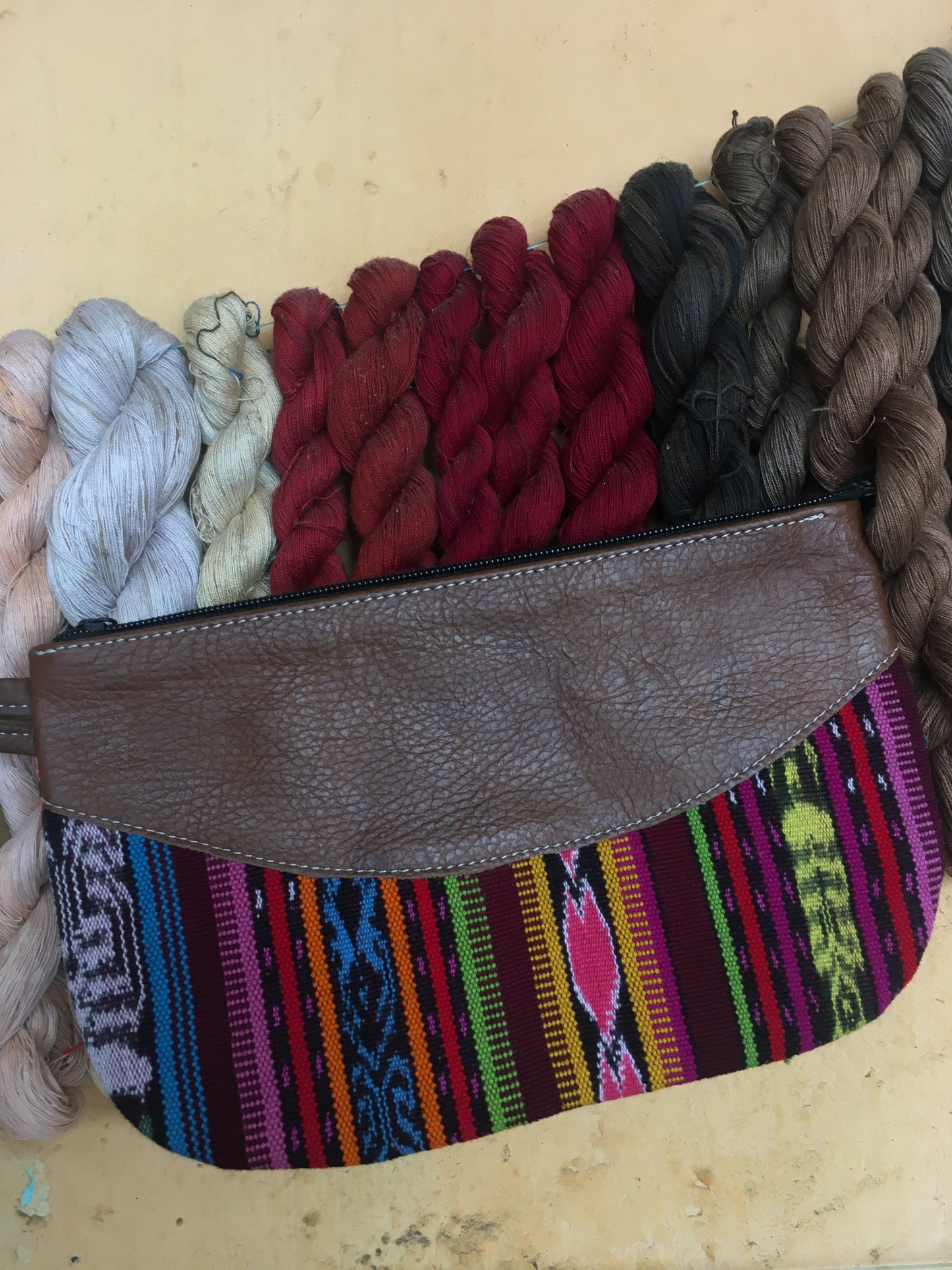 Pochette in pelle Jaspe – Etica ed elegante