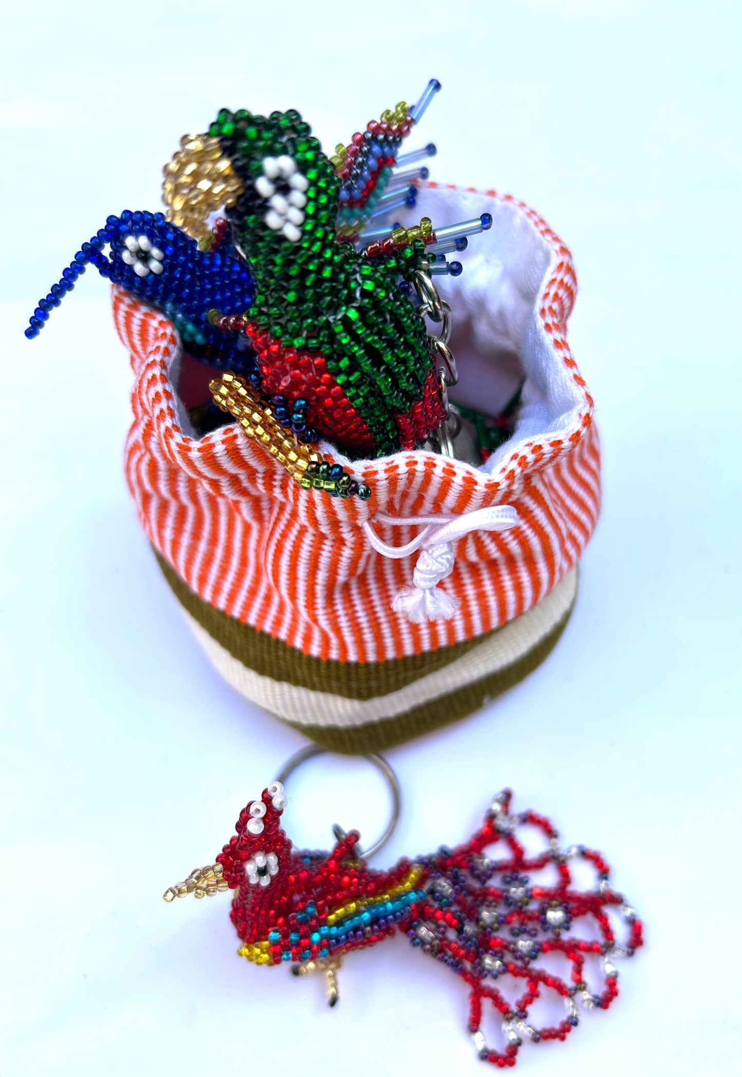 Set di portachiavi con perline fatti a mano – Uccelli tropicali del lago Atitlán