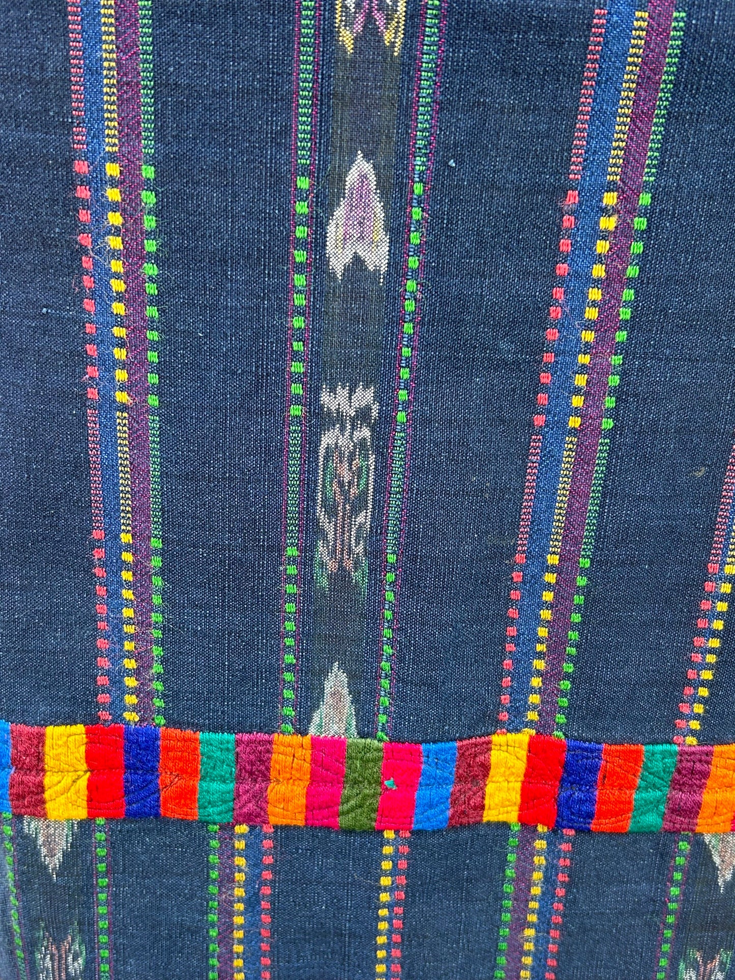 Gonna avvolgente tessuta a mano: una rivisitazione moderna della moda tradizionale Maya
