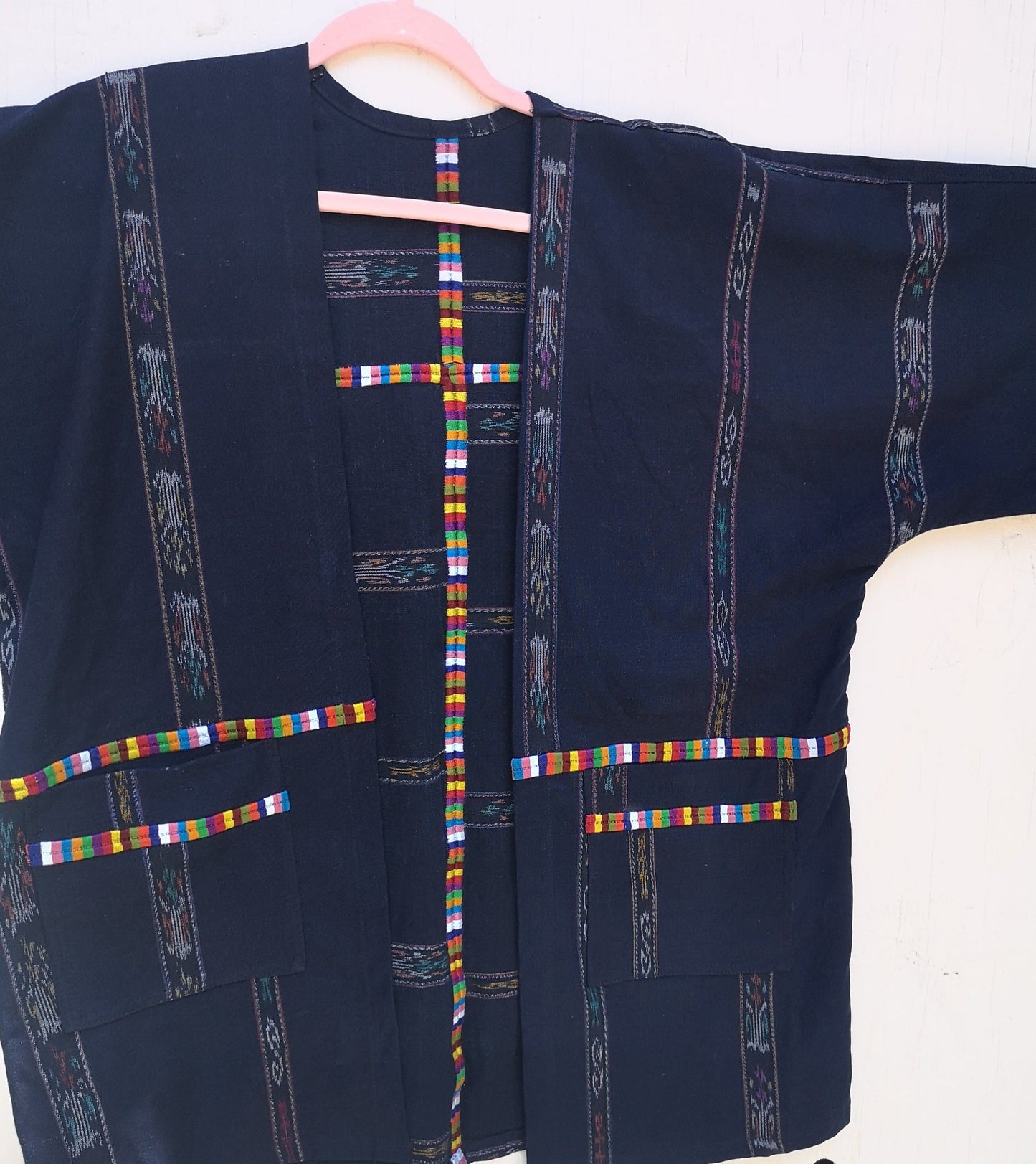 Kimono riciclato tessuto a mano: sostenibile ed elegante