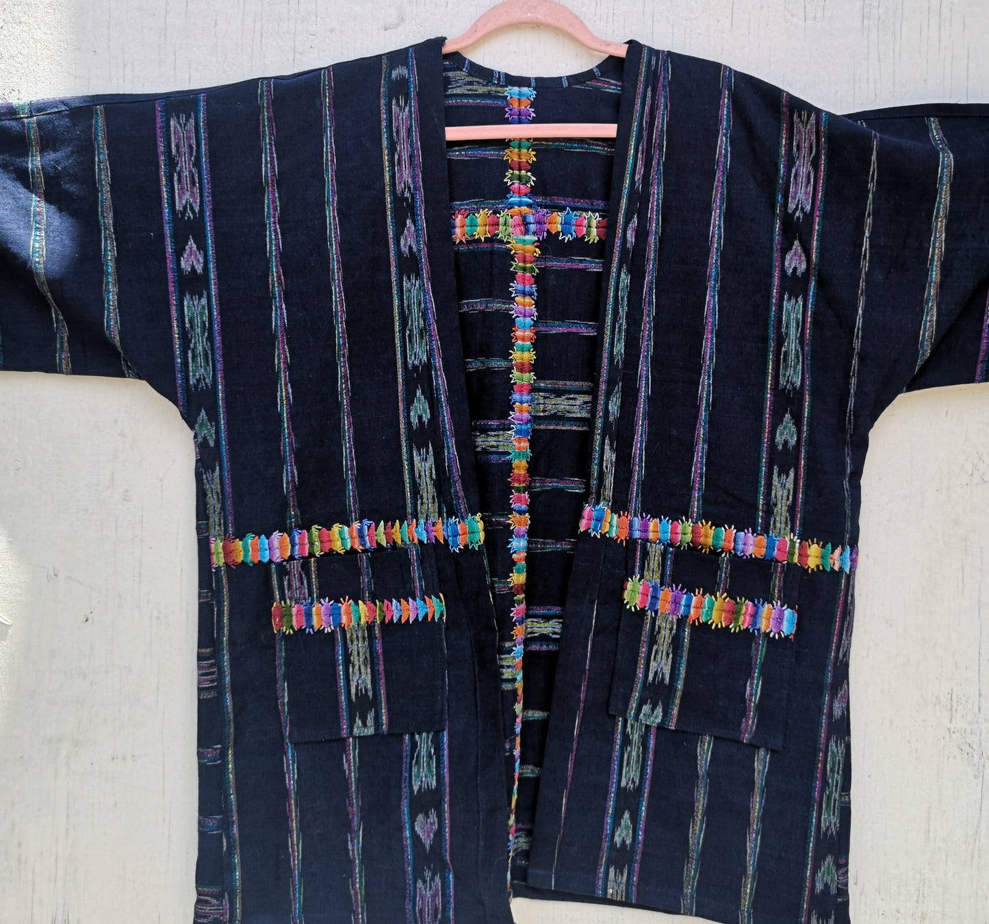 Kimono riciclato tessuto a mano: sostenibile ed elegante