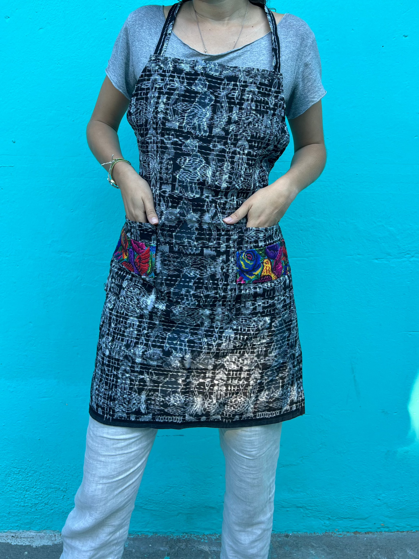 Grembiule riciclato tessuto a mano – Abbigliamento da cucina sostenibile ed elegante