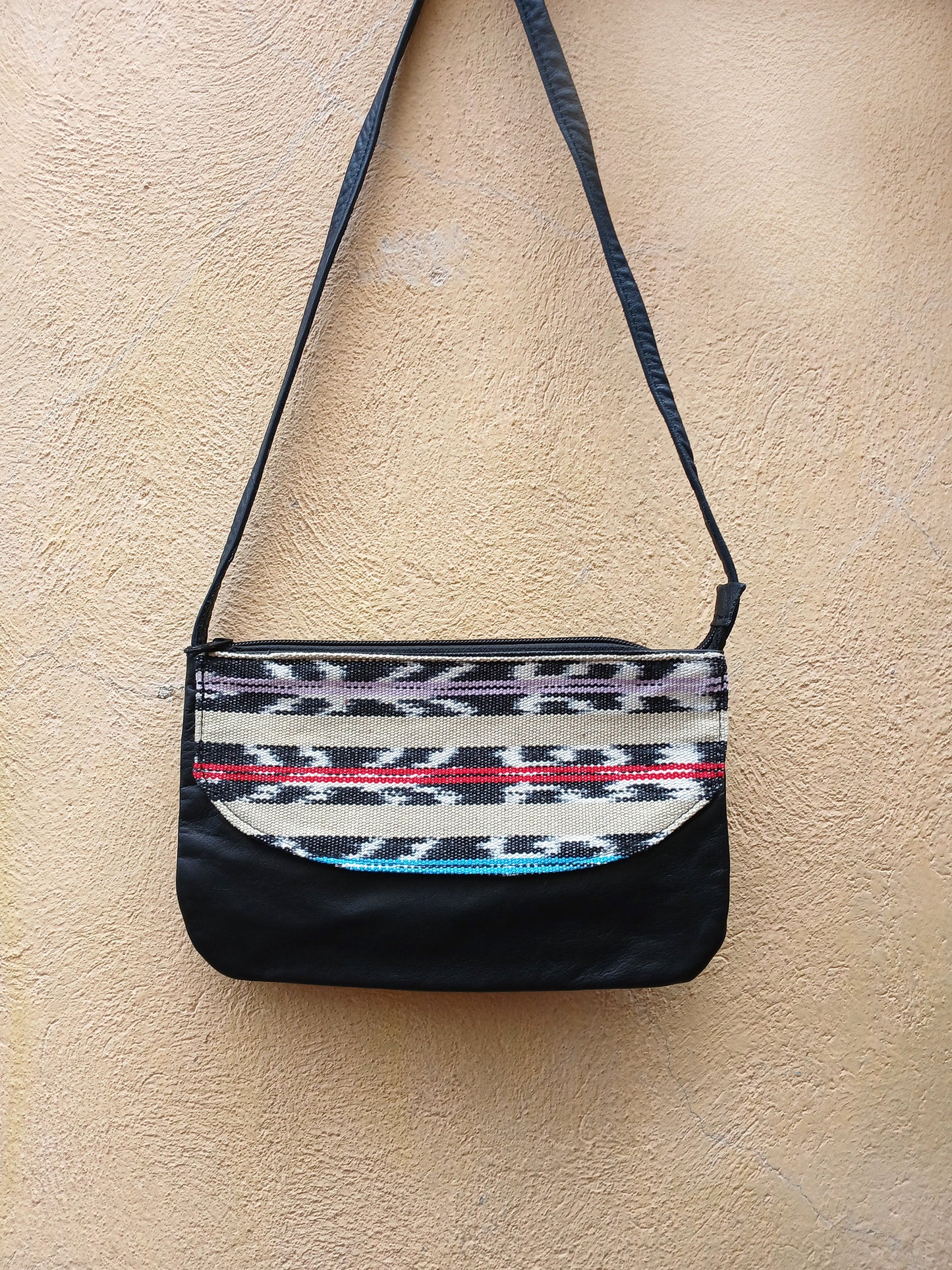Borsa a tracolla in pelle e huipil intrecciata a mano: una fusione di tradizione ed eleganza moderna
