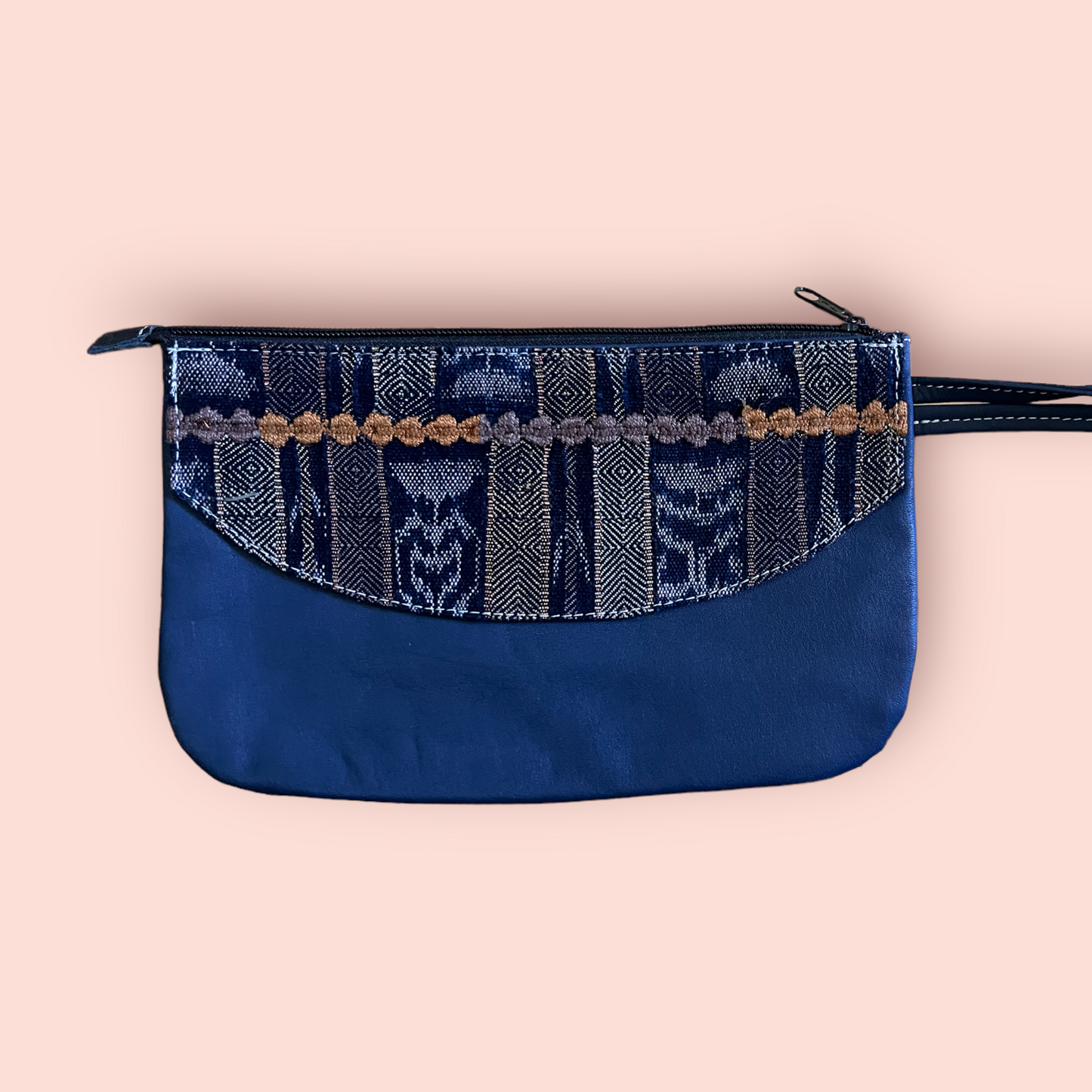 Pochette in pelle riciclata con tessuti Maya colorati