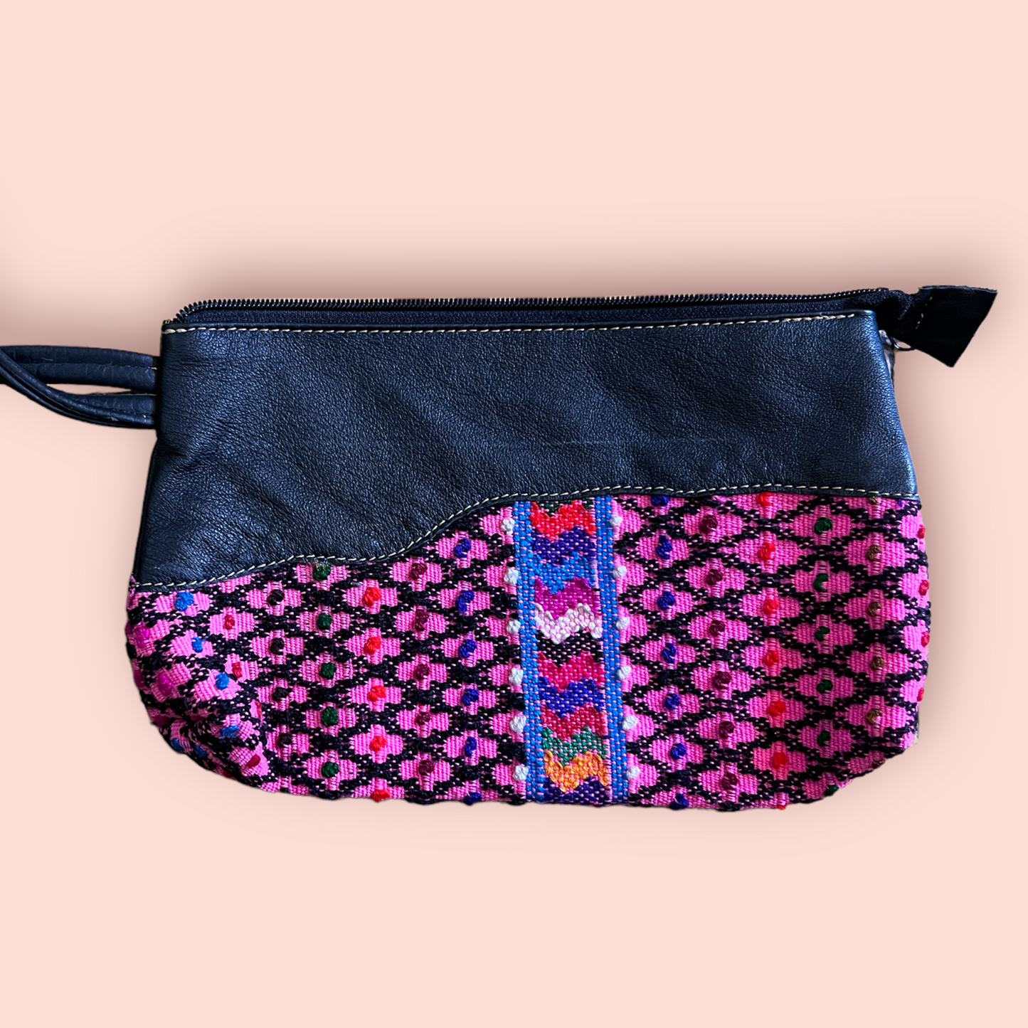 Pochette in pelle e huipil riciclati