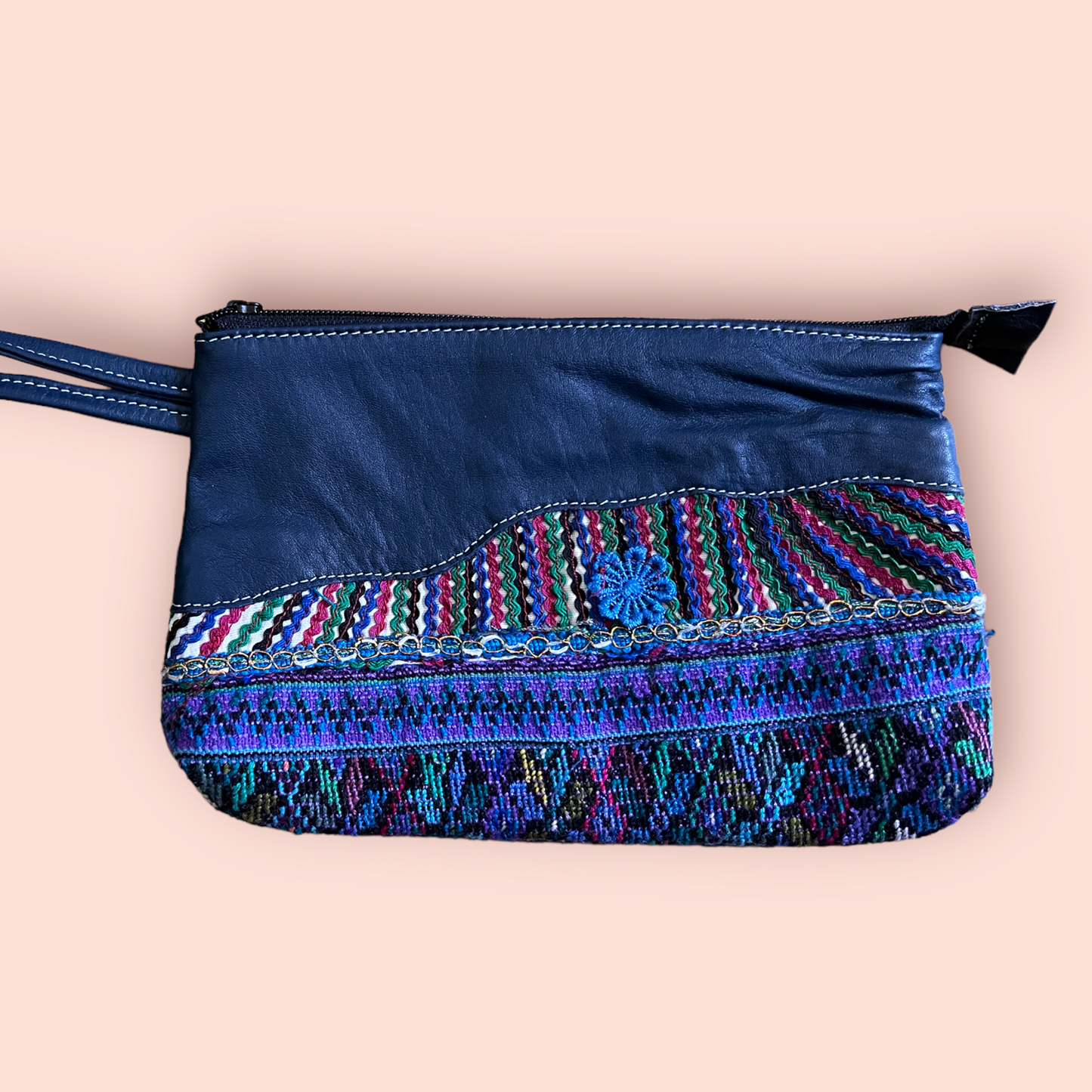 Pochette in pelle e huipil riciclati