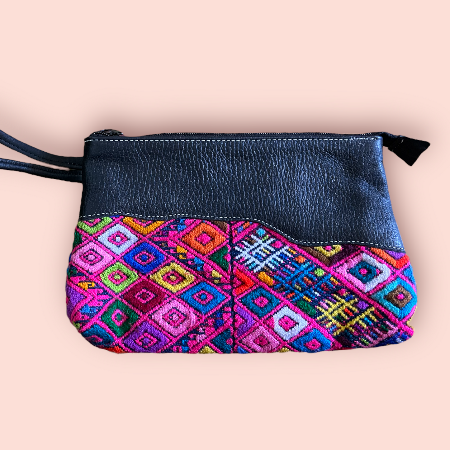 Pochette in pelle e huipil riciclati
