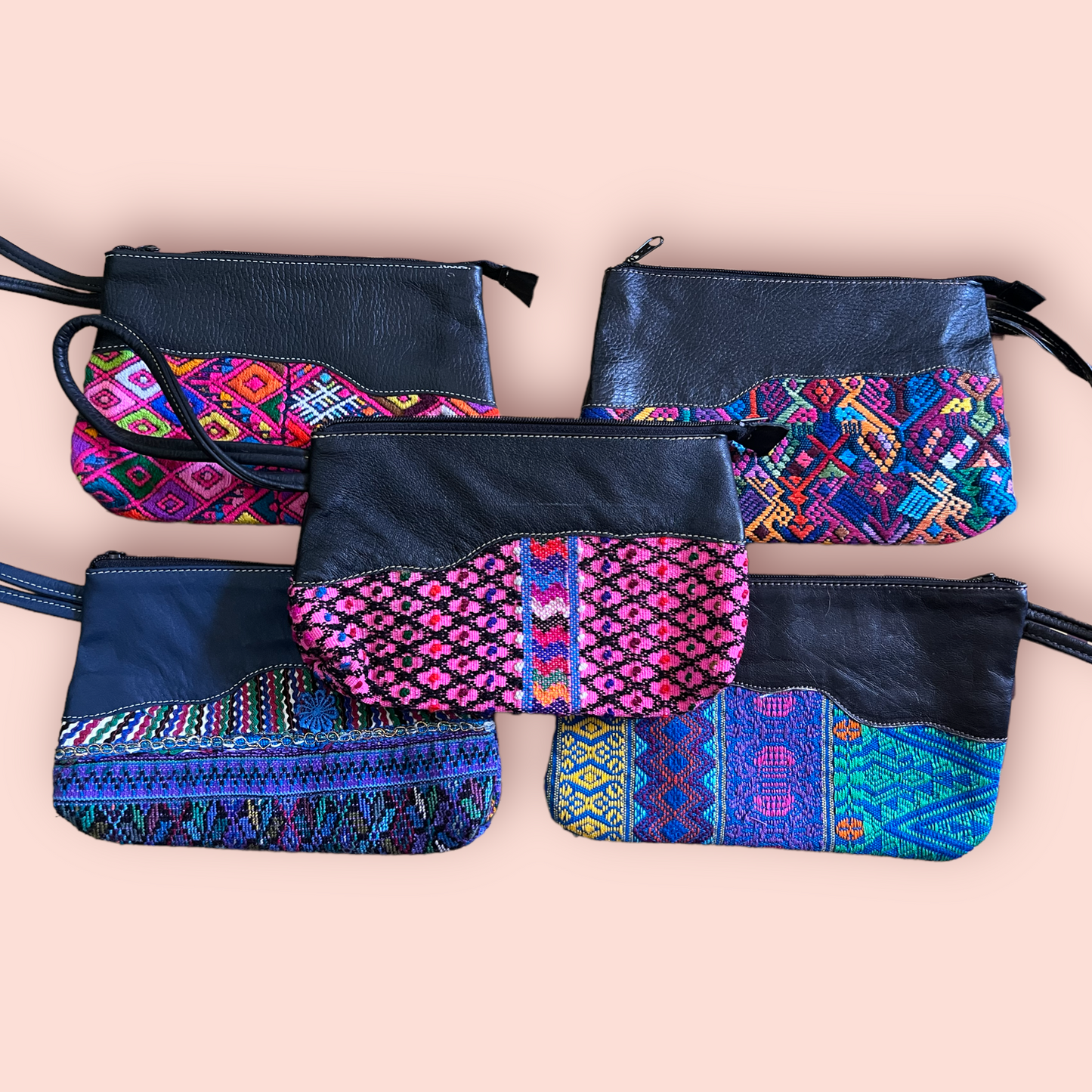 Pochette in pelle e huipil riciclati