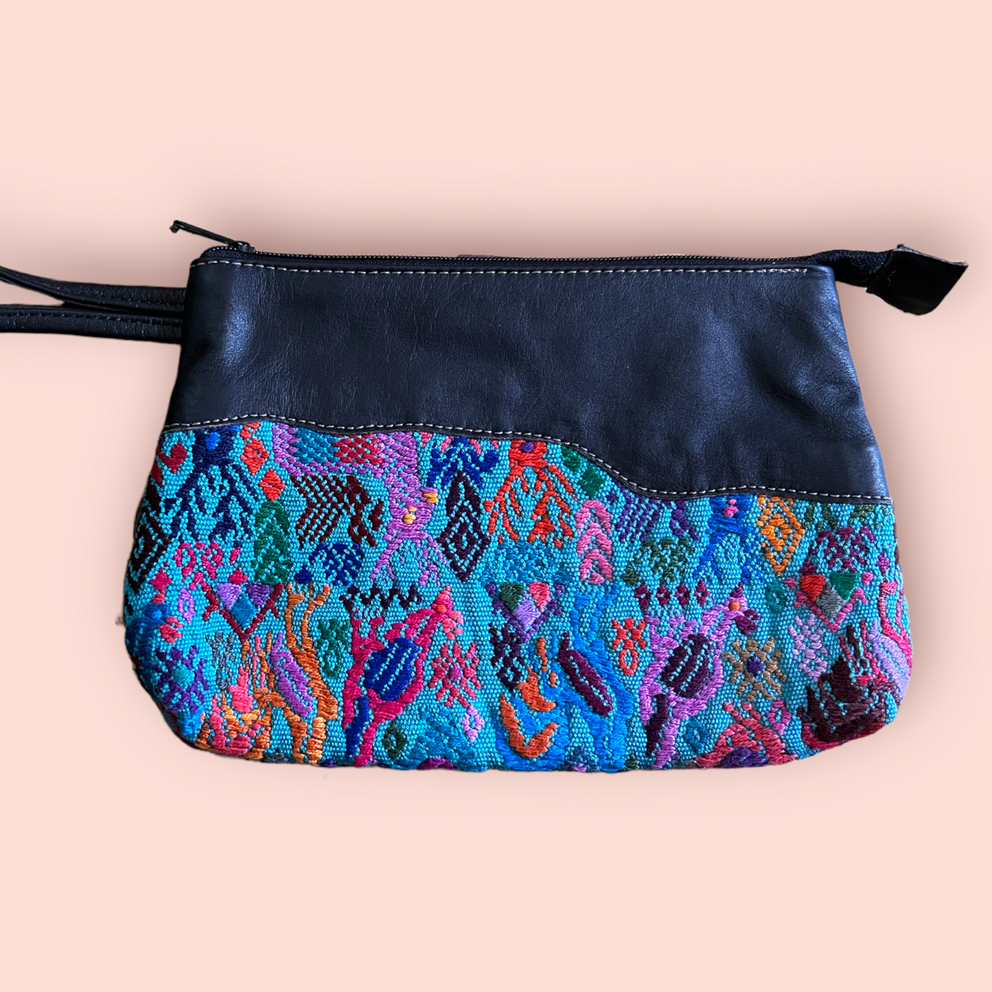 Pochette in pelle e huipil riciclati