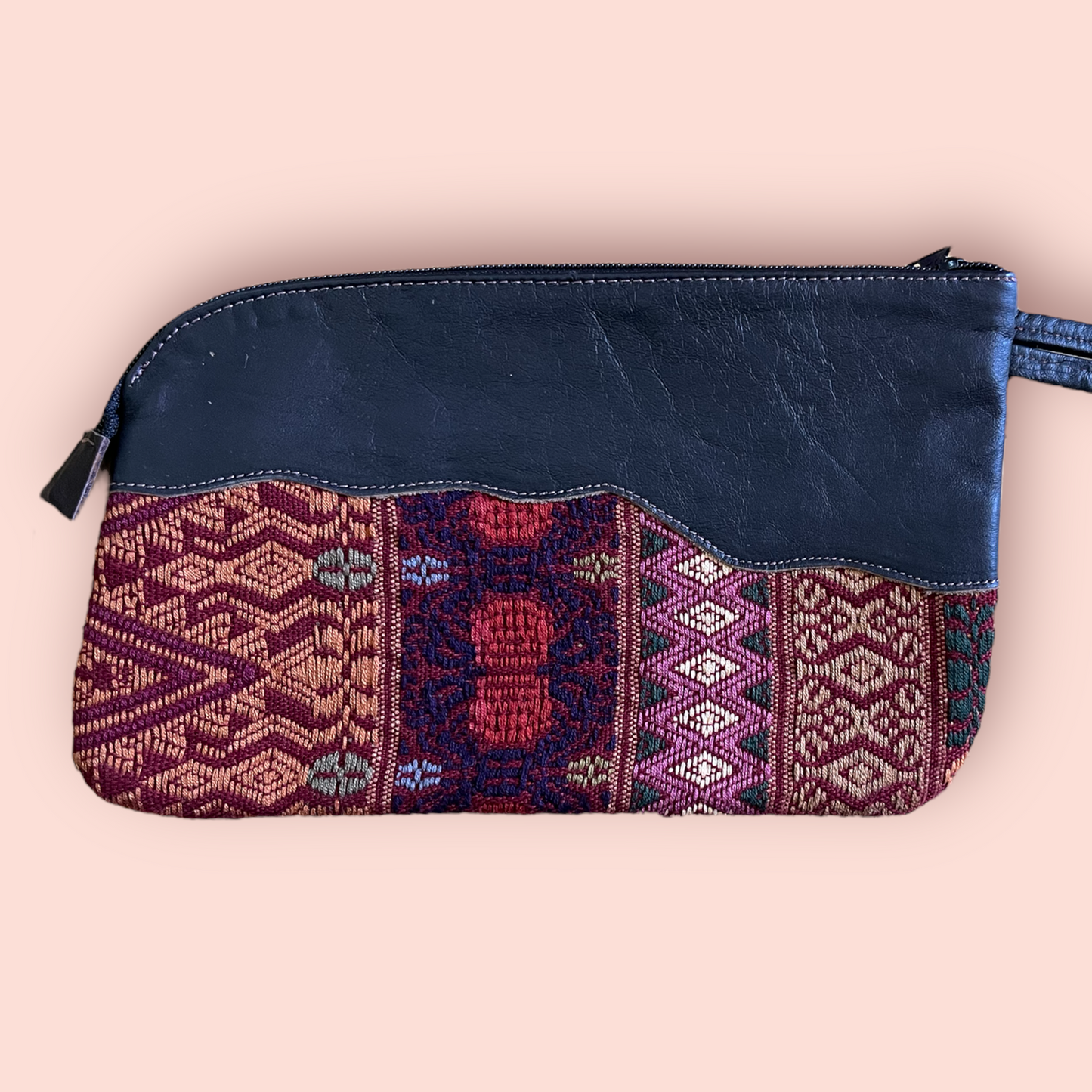 Pochette in pelle e huipil riciclati
