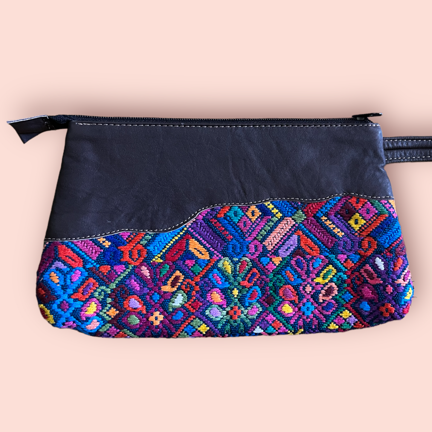 Pochette in pelle e huipil riciclati