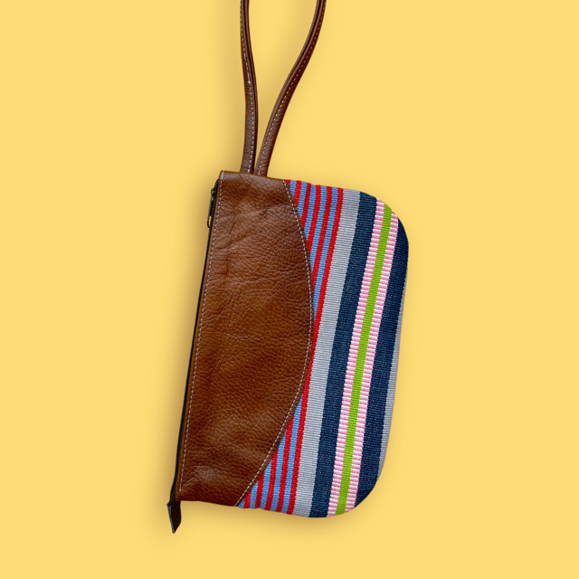 Pochette in pelle a righe intrecciata a mano – Eleganza artigianale