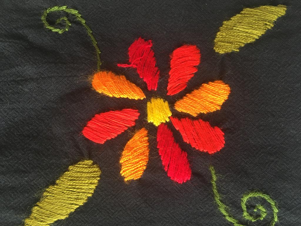 Gonna avvolgente floreale tessuta a mano – Eleganza Maya senza tempo
