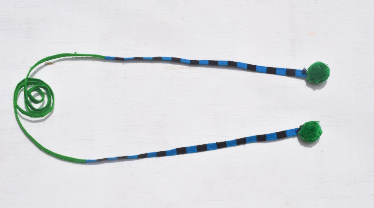 Fasce per capelli intrecciate a mano – Tessuto Maya colorato con dettagli a pompon
