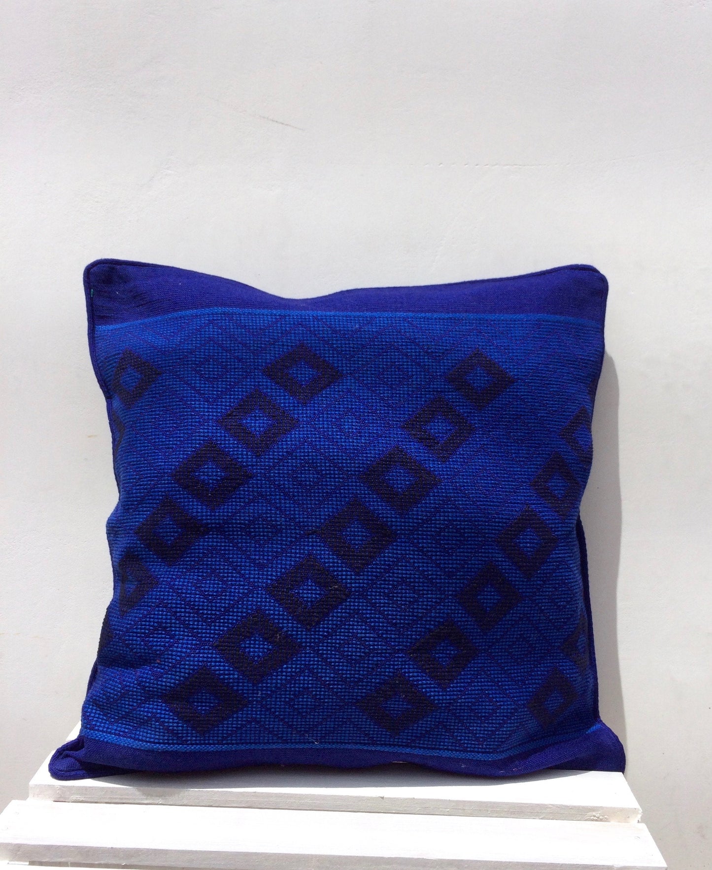 Fodera per cuscino blu scuro tessuta a mano – Ricamo geometrico Maya