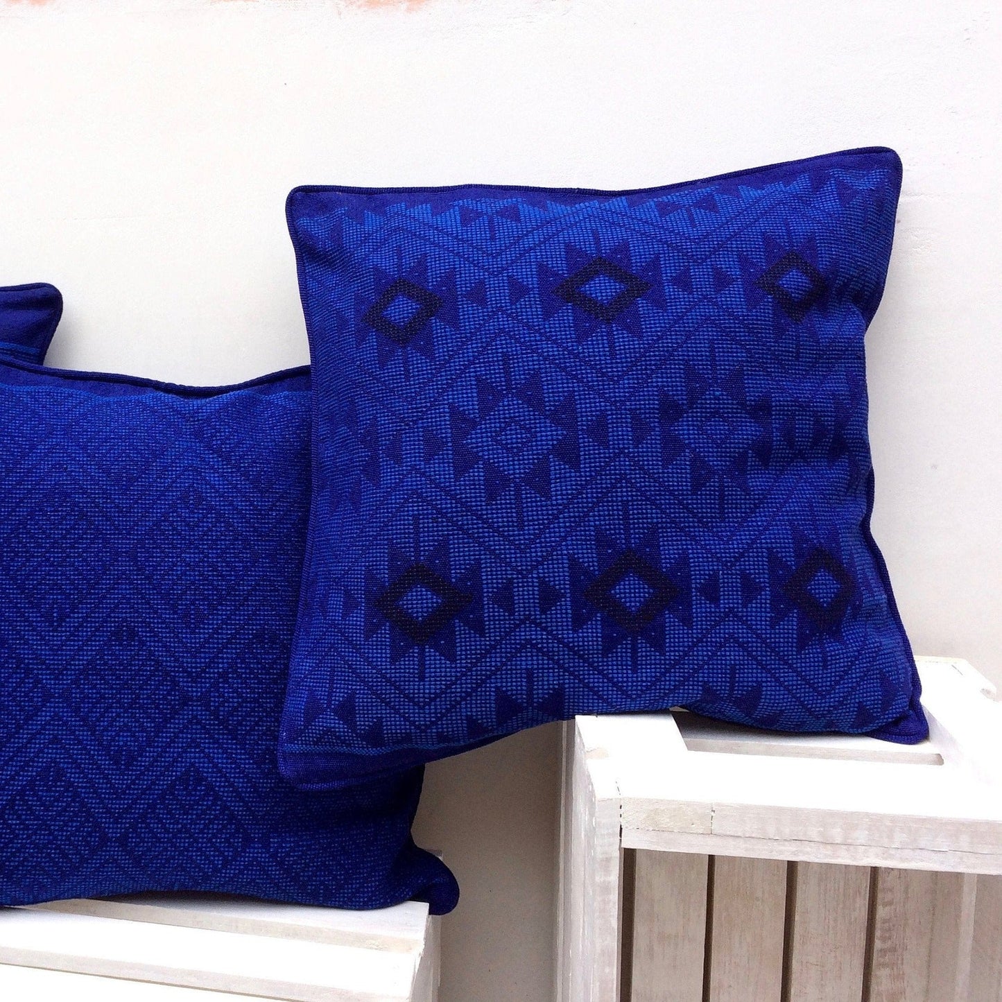 Fodera per cuscino blu scuro tessuta a mano – Ricamo geometrico Maya