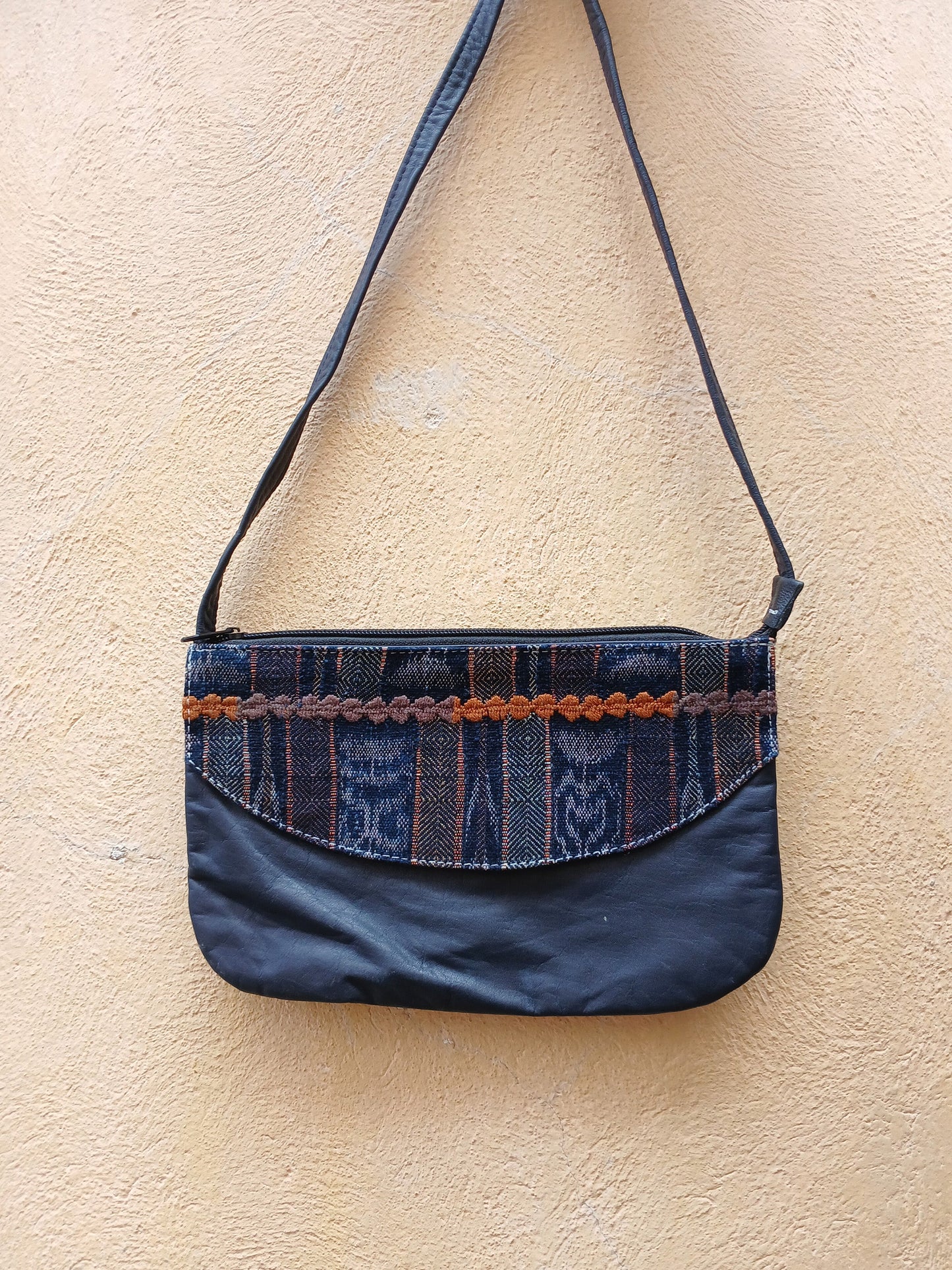 Borsa a tracolla in pelle e huipil intrecciata a mano: una fusione di tradizione ed eleganza moderna