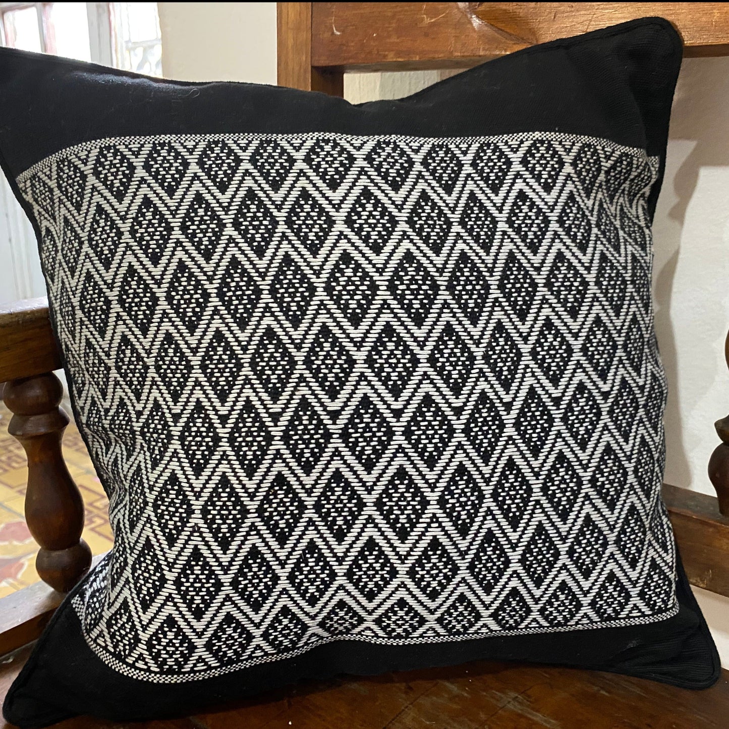 Fodera per cuscino con motivo a rombi intrecciata a mano – Artisan Home Décor