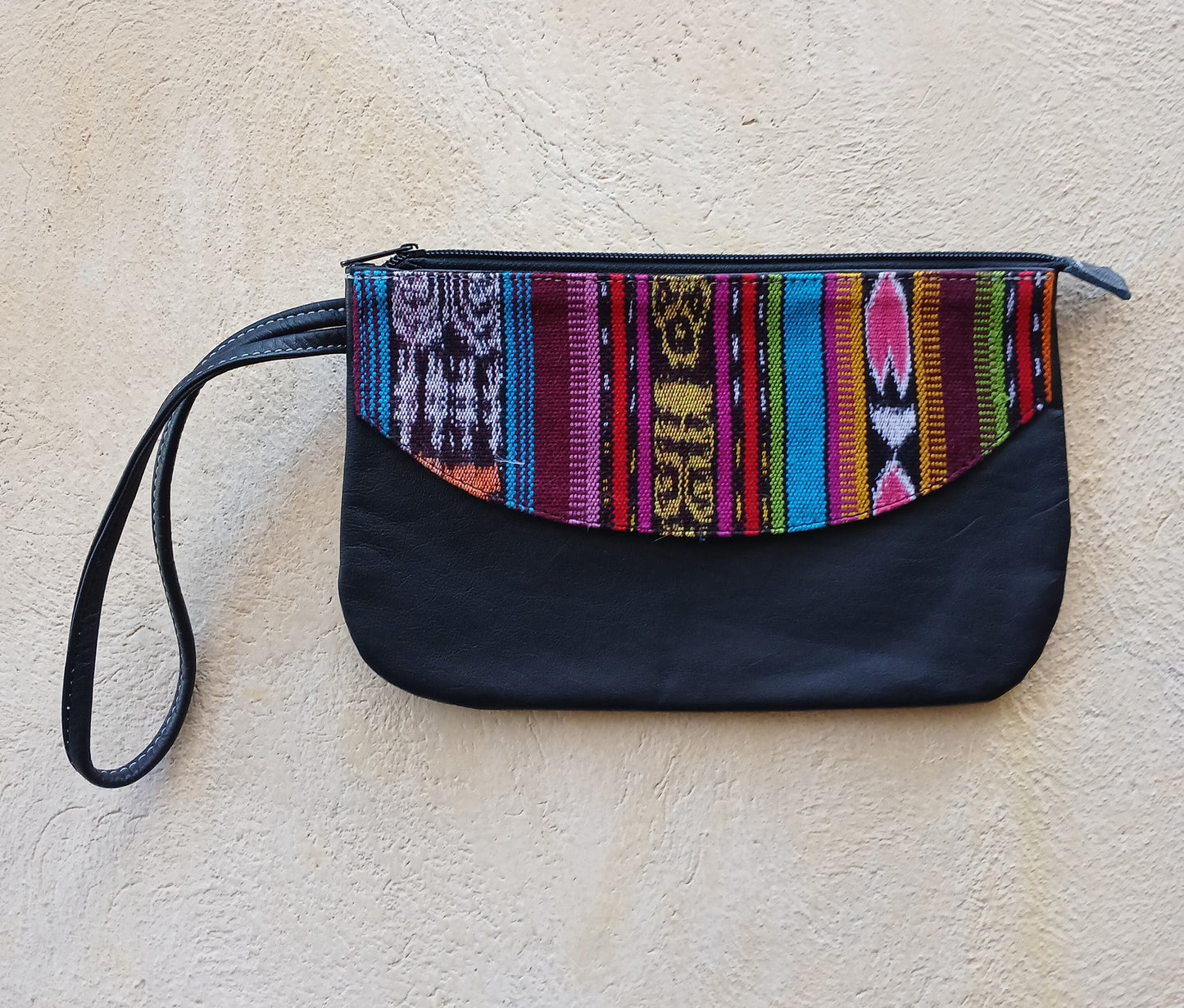 Pochette in pelle riciclata con tessuti Maya colorati