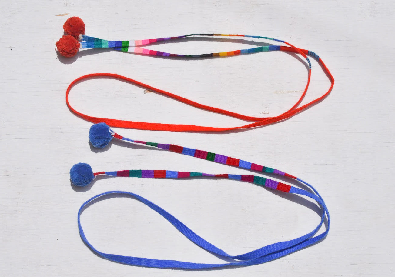 Fasce per capelli intrecciate a mano – Tessuto Maya colorato con dettagli a pompon