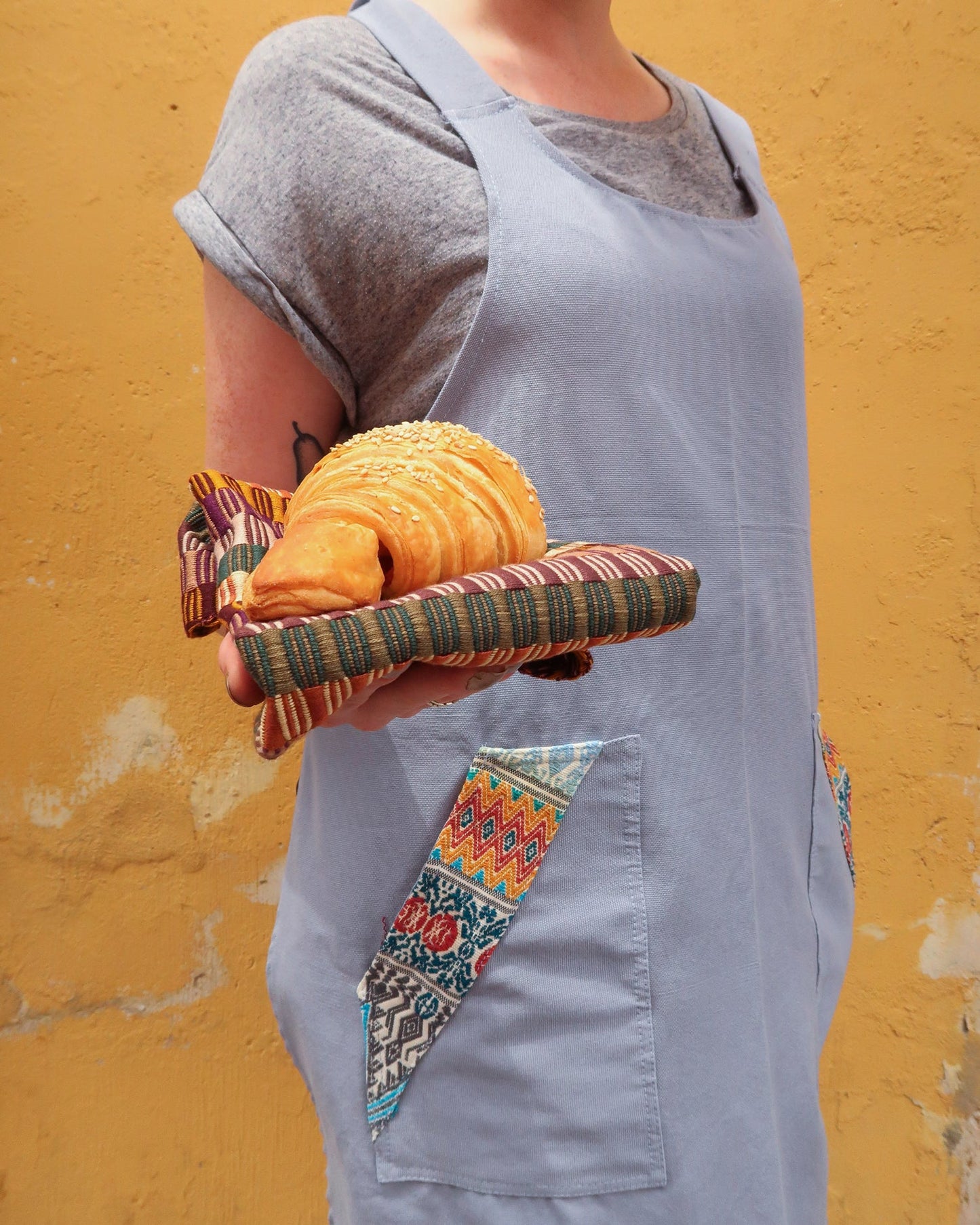 Grembiule tessuto a mano con tasche in tessuto Maya riciclato – Abbigliamento da cucina sostenibile ed elegante