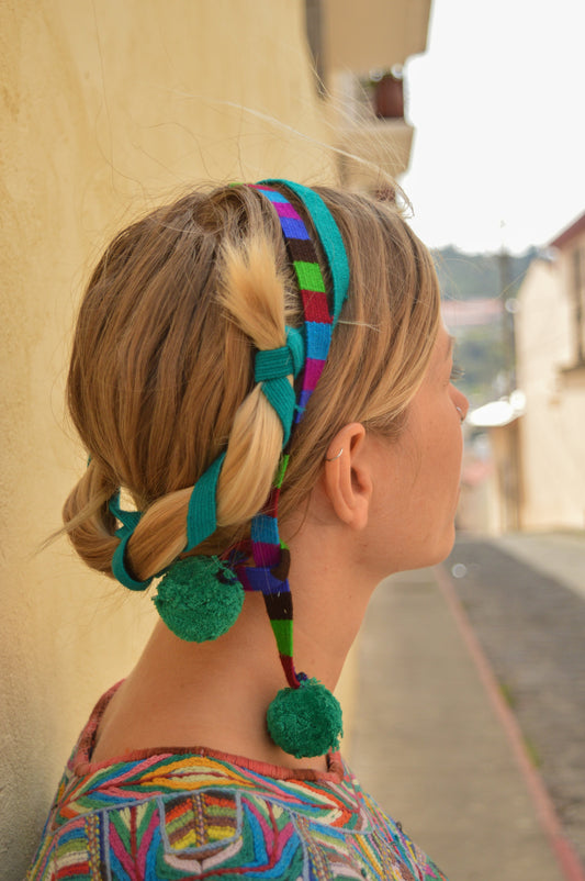 Fasce per capelli intrecciate a mano – Tessuto Maya colorato con dettagli a pompon