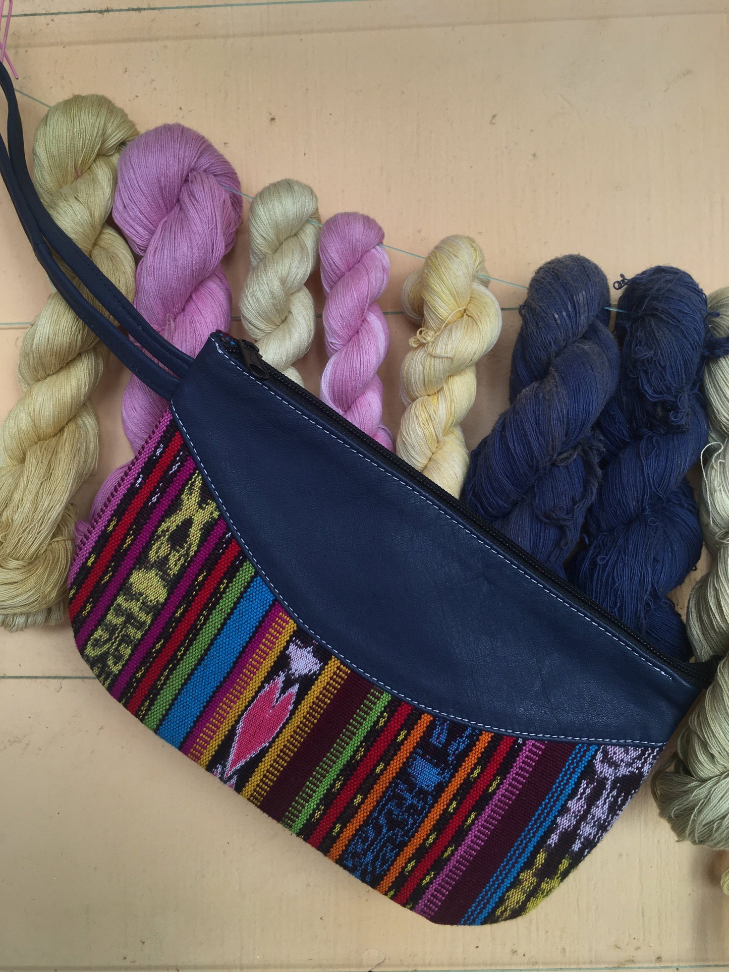 Pochette in pelle Jaspe – Etica ed elegante