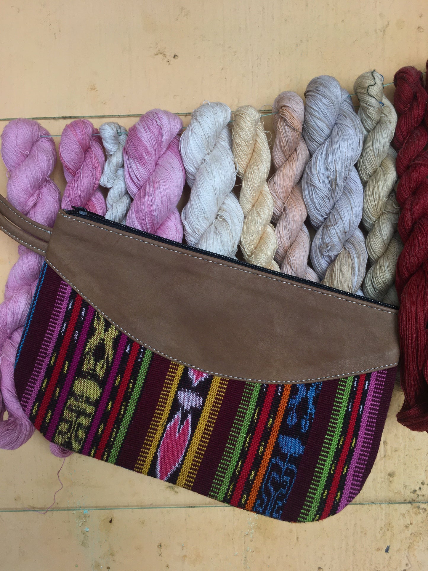 Pochette in pelle Jaspe – Etica ed elegante