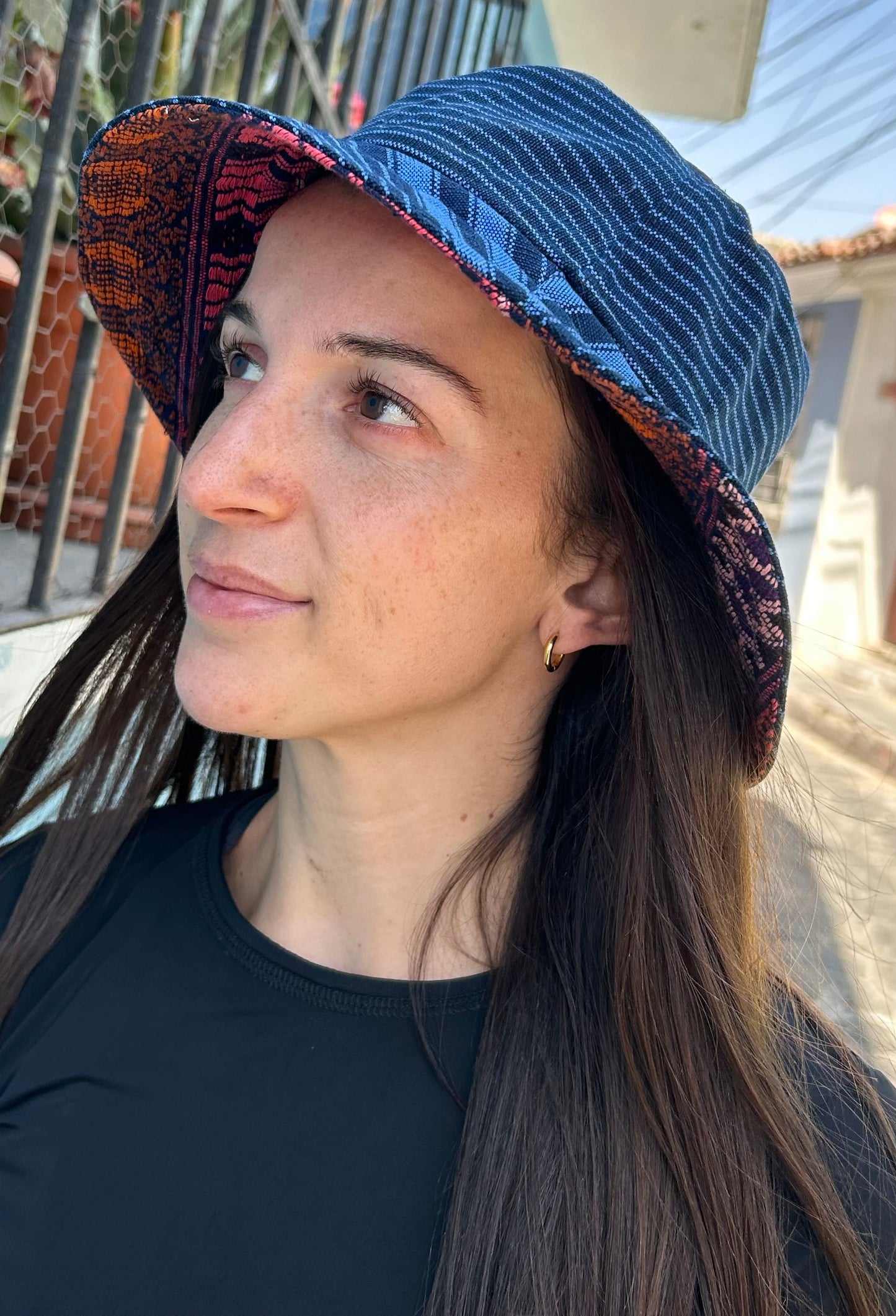 Cappello da pescatore indaco riciclato: sostenibile ed elegante