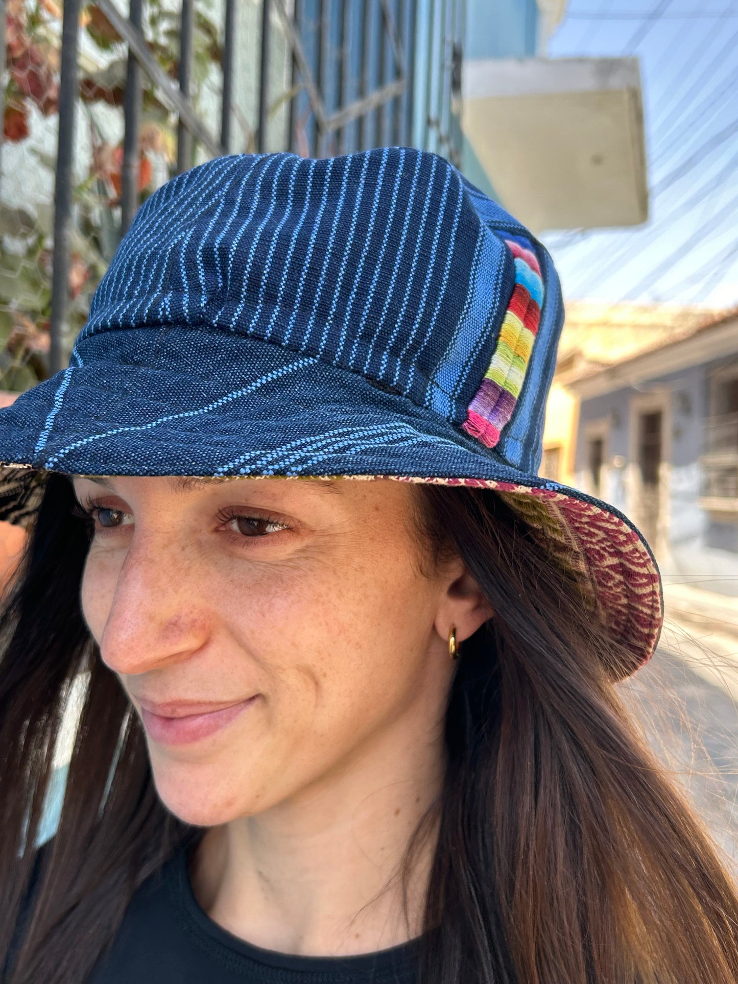Cappello da pescatore indaco riciclato: sostenibile ed elegante