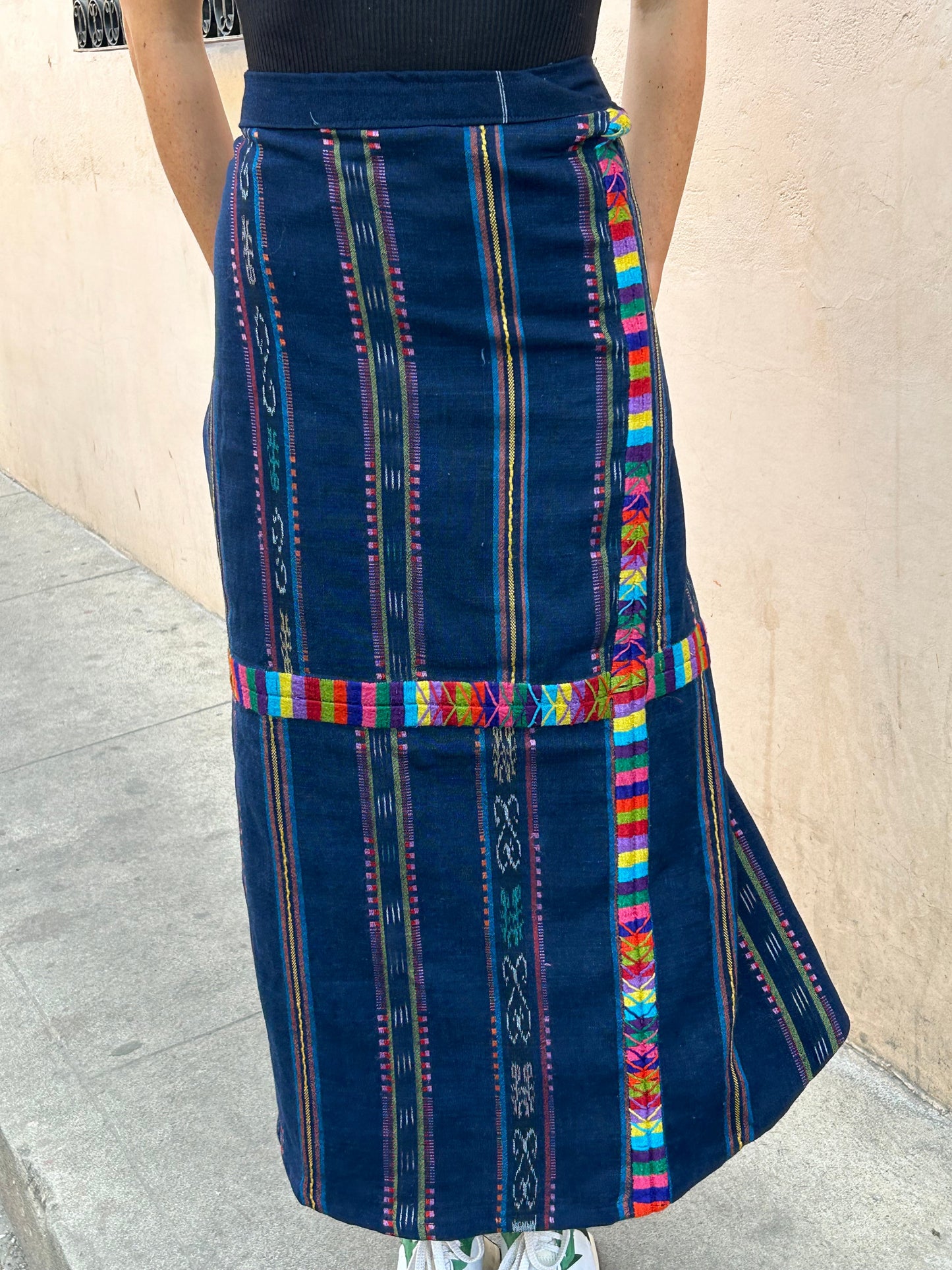 Gonna avvolgente tessuta a mano: una rivisitazione moderna della moda tradizionale Maya