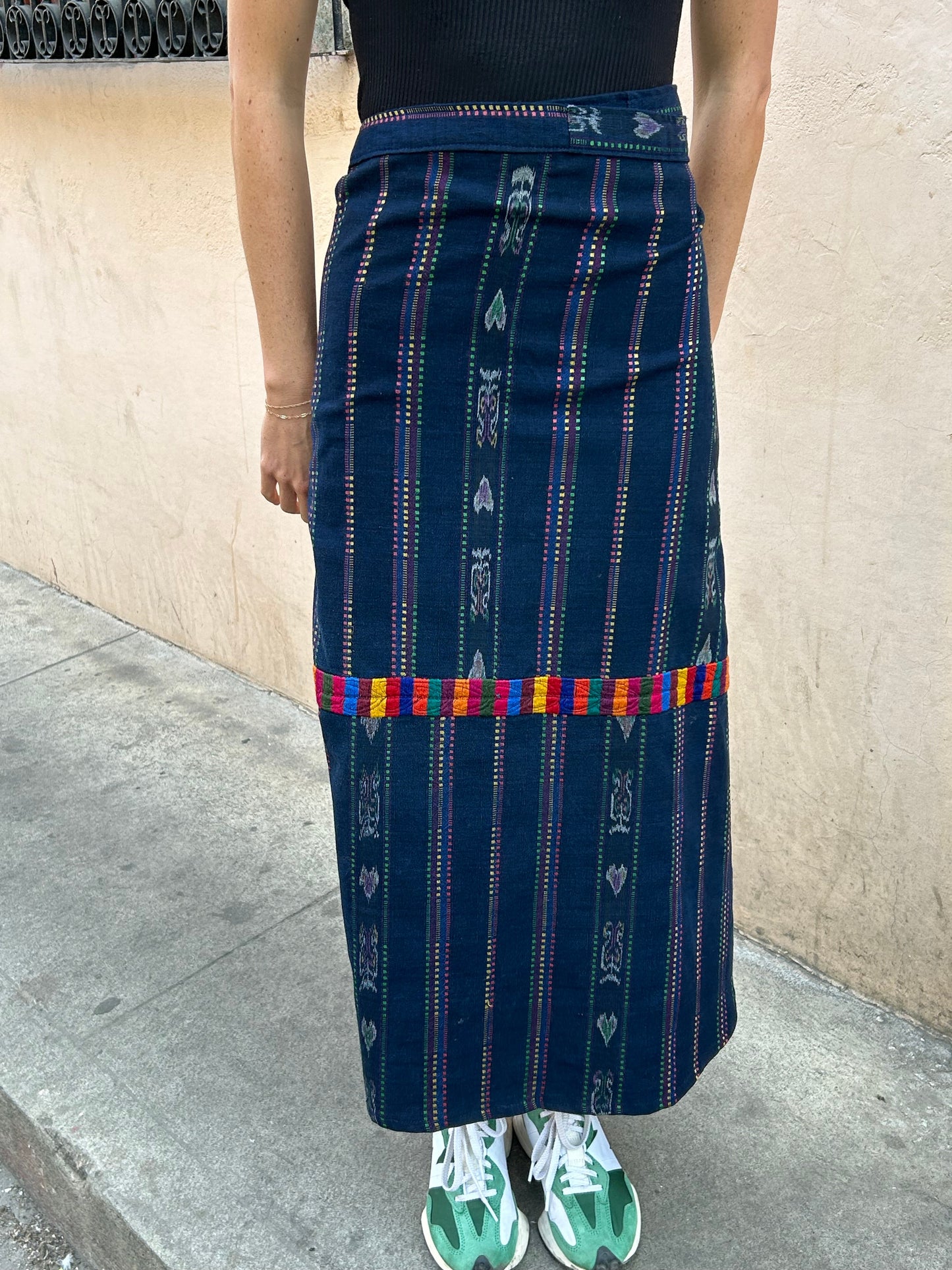 Gonna avvolgente tessuta a mano: una rivisitazione moderna della moda tradizionale Maya