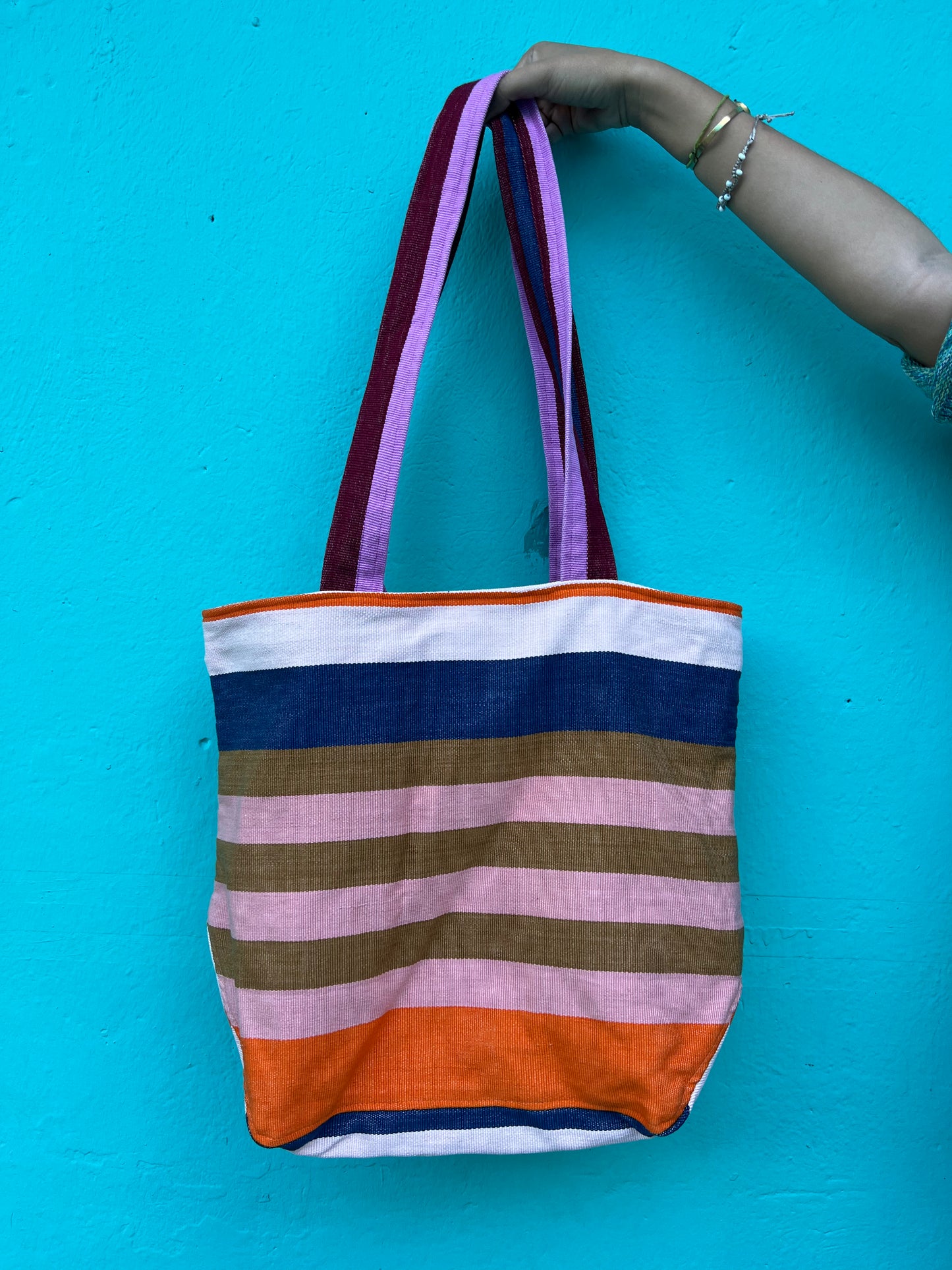 Borsa tote Maya intrecciata a mano: spaziosa ed elegante per l'uso quotidiano