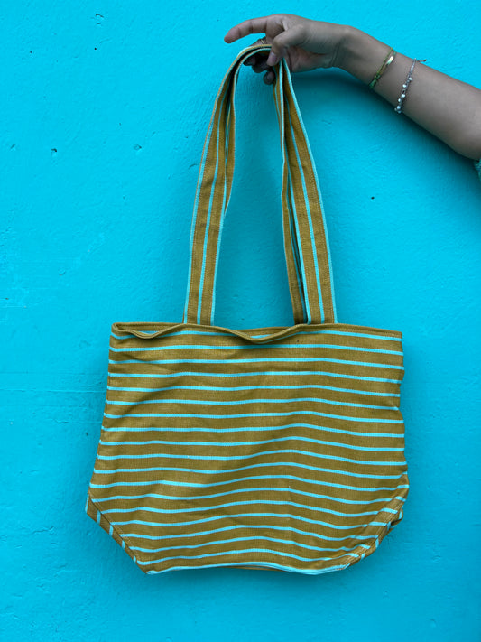 Borsa tote Maya intrecciata a mano: spaziosa ed elegante per l'uso quotidiano